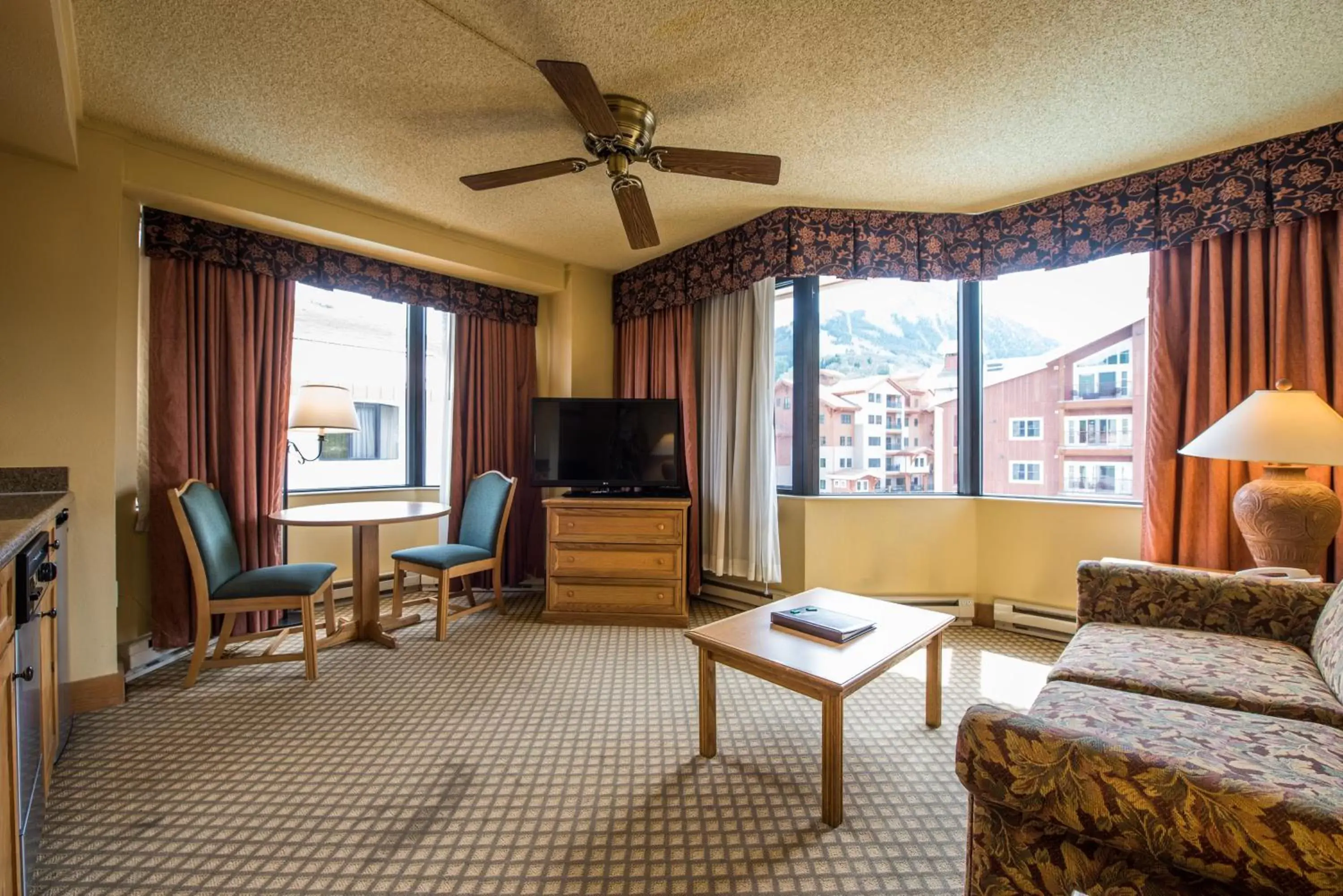 Living room, Seating Area in The Grand Lodge Hotel and Suites