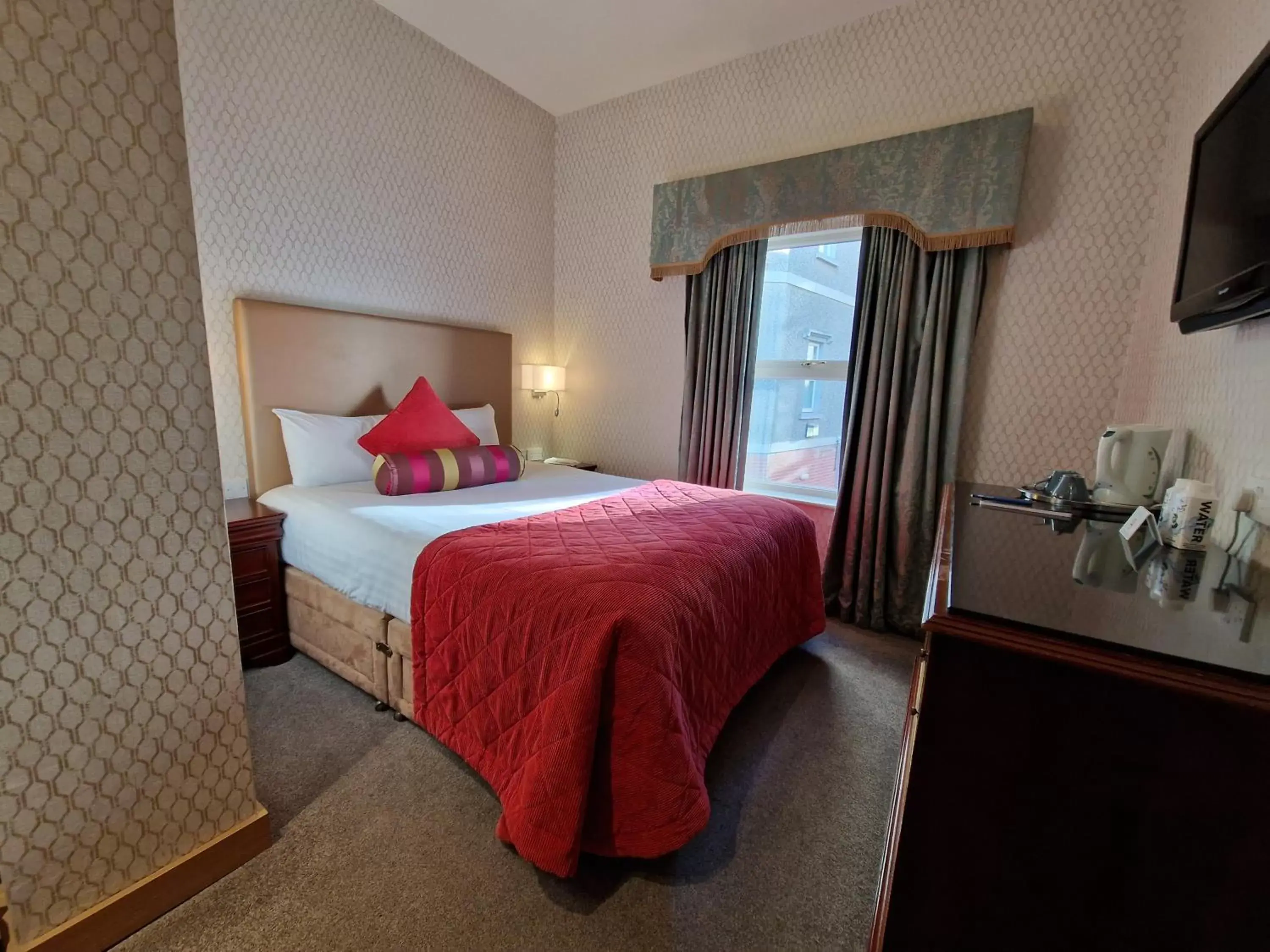 Photo of the whole room, Bed in Lawlors Hotel