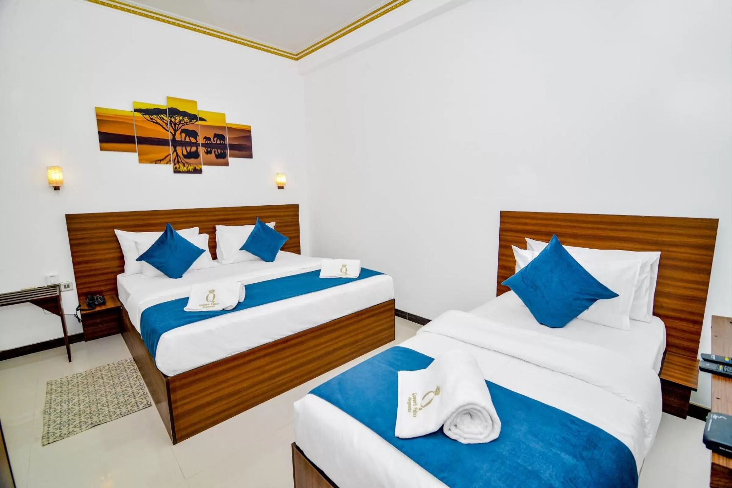Photo of the whole room, Bed in Negombo New Queen's Palace