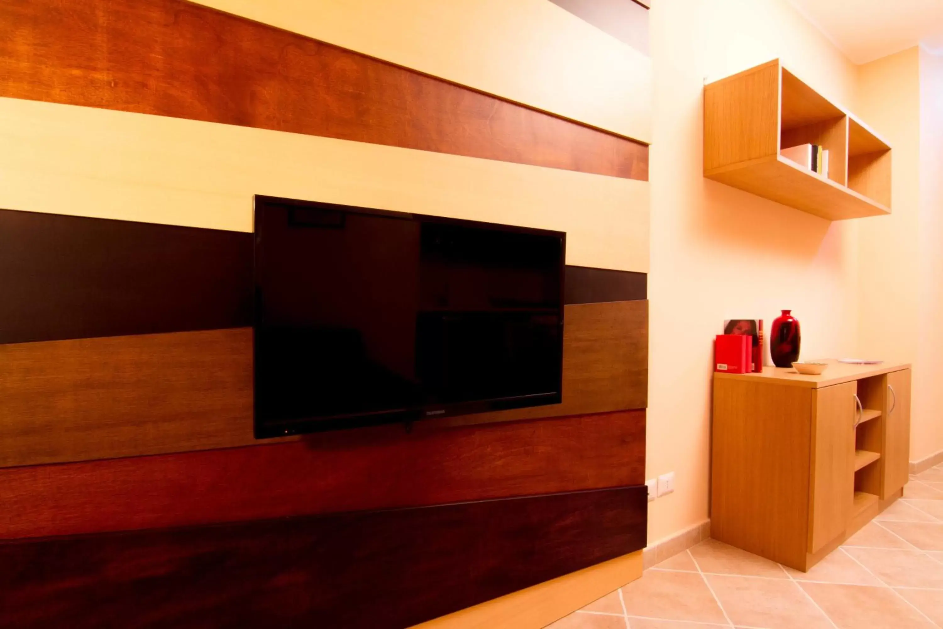 TV and multimedia, TV/Entertainment Center in Dimora De Mauro