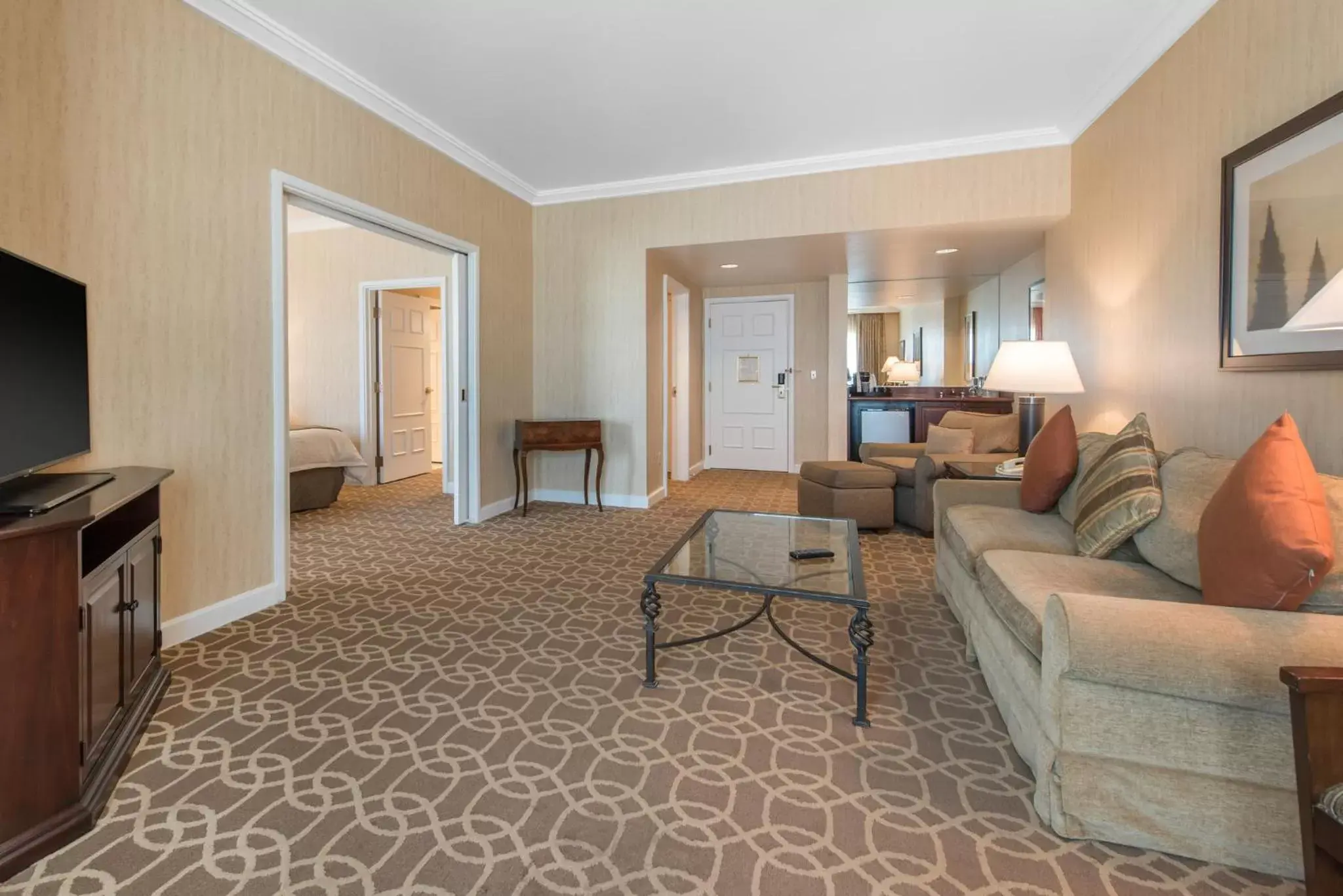 Bedroom, Seating Area in Omni Interlocken Hotel