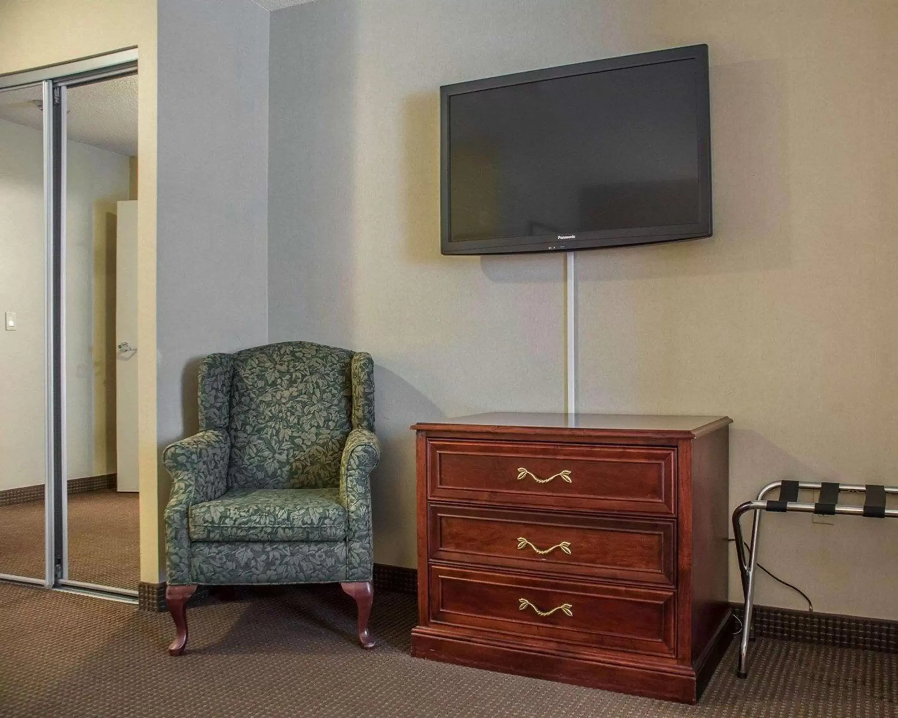 Bedroom, TV/Entertainment Center in Quality Hotel & Suites Woodstock