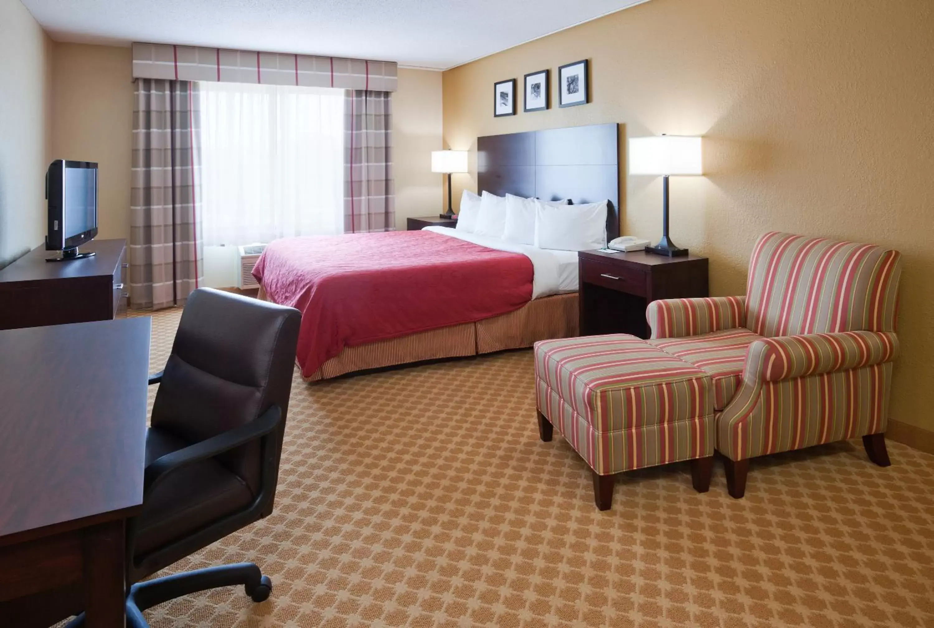 Bedroom, Bed in Country Inn & Suites by Radisson, Coon Rapids, MN