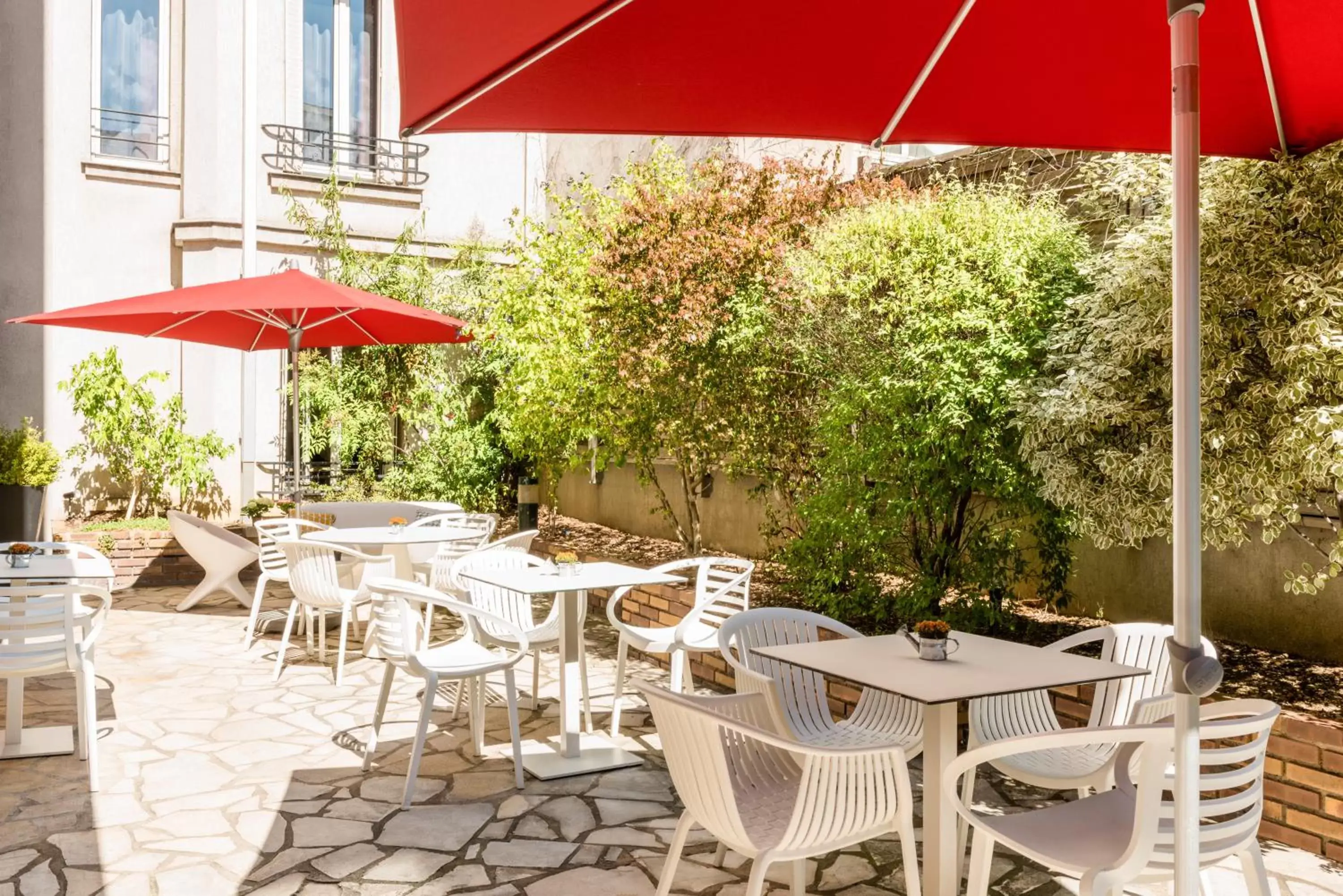 Balcony/Terrace, Restaurant/Places to Eat in ibis Styles Asnieres Centre