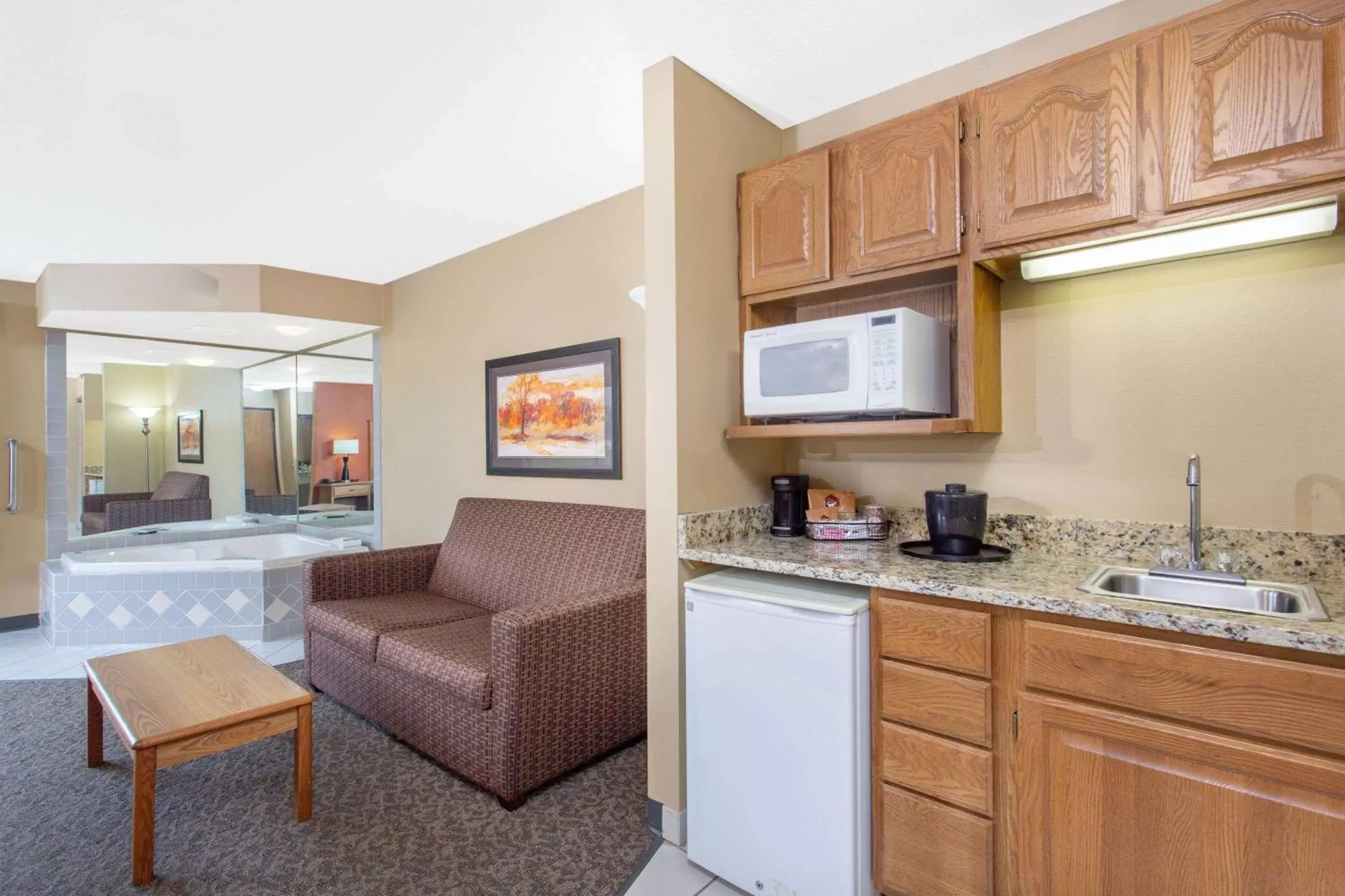 Photo of the whole room, Kitchen/Kitchenette in AmericInn by Wyndham Boscobel