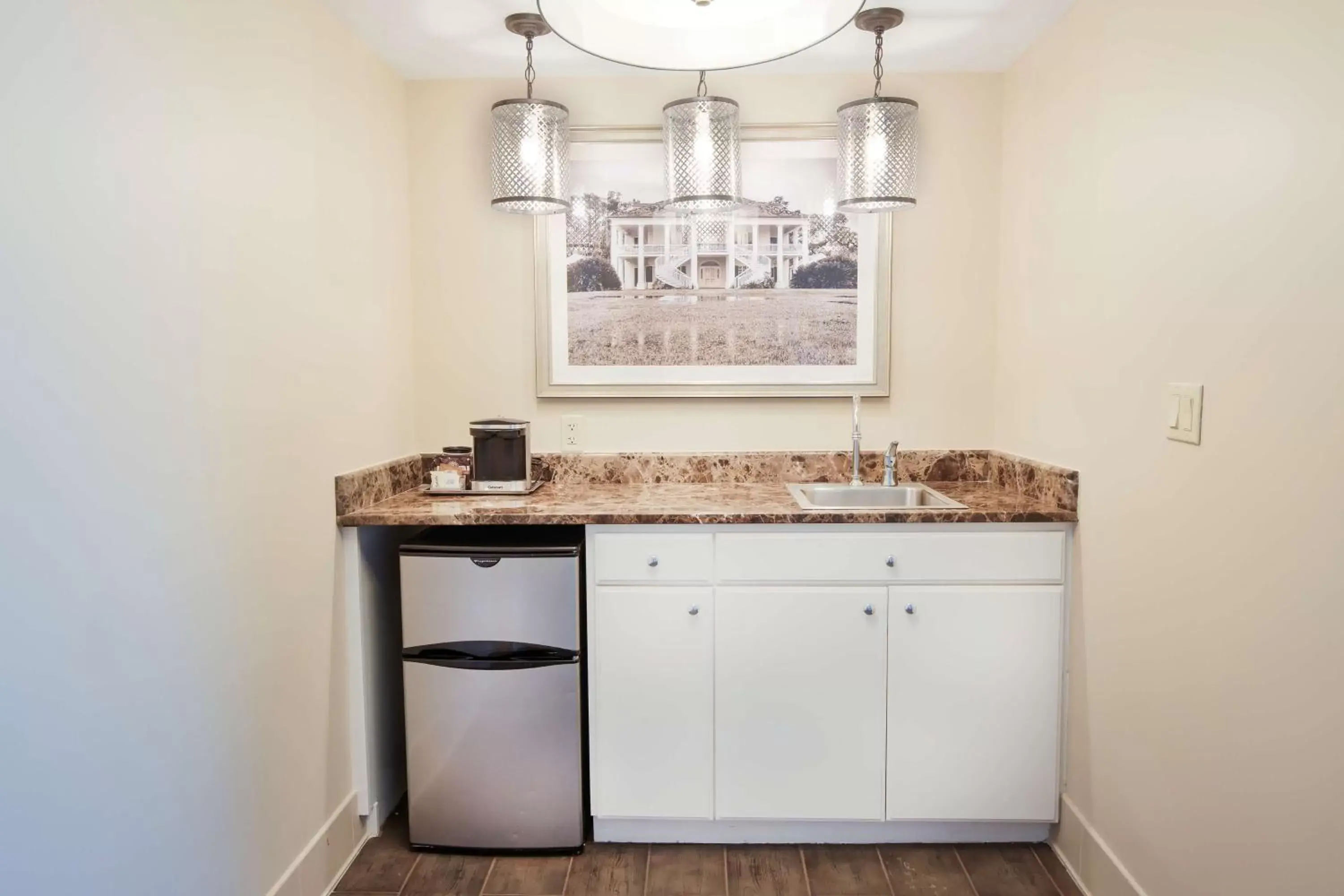 Kitchen or kitchenette, Bathroom in Hilton Baton Rouge Capitol Center