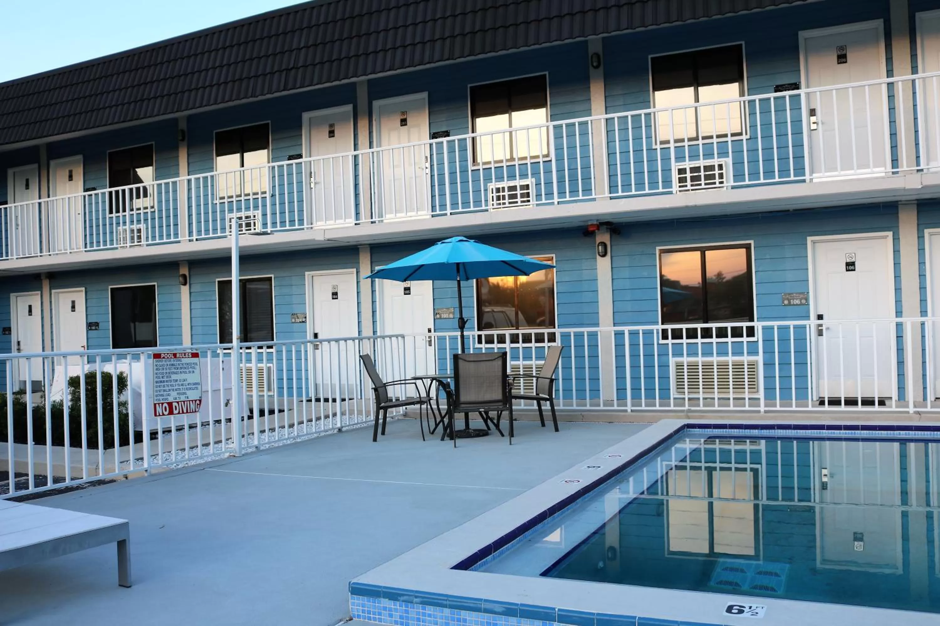 Swimming pool, Property Building in Monte Carlo Inn- Near Disney