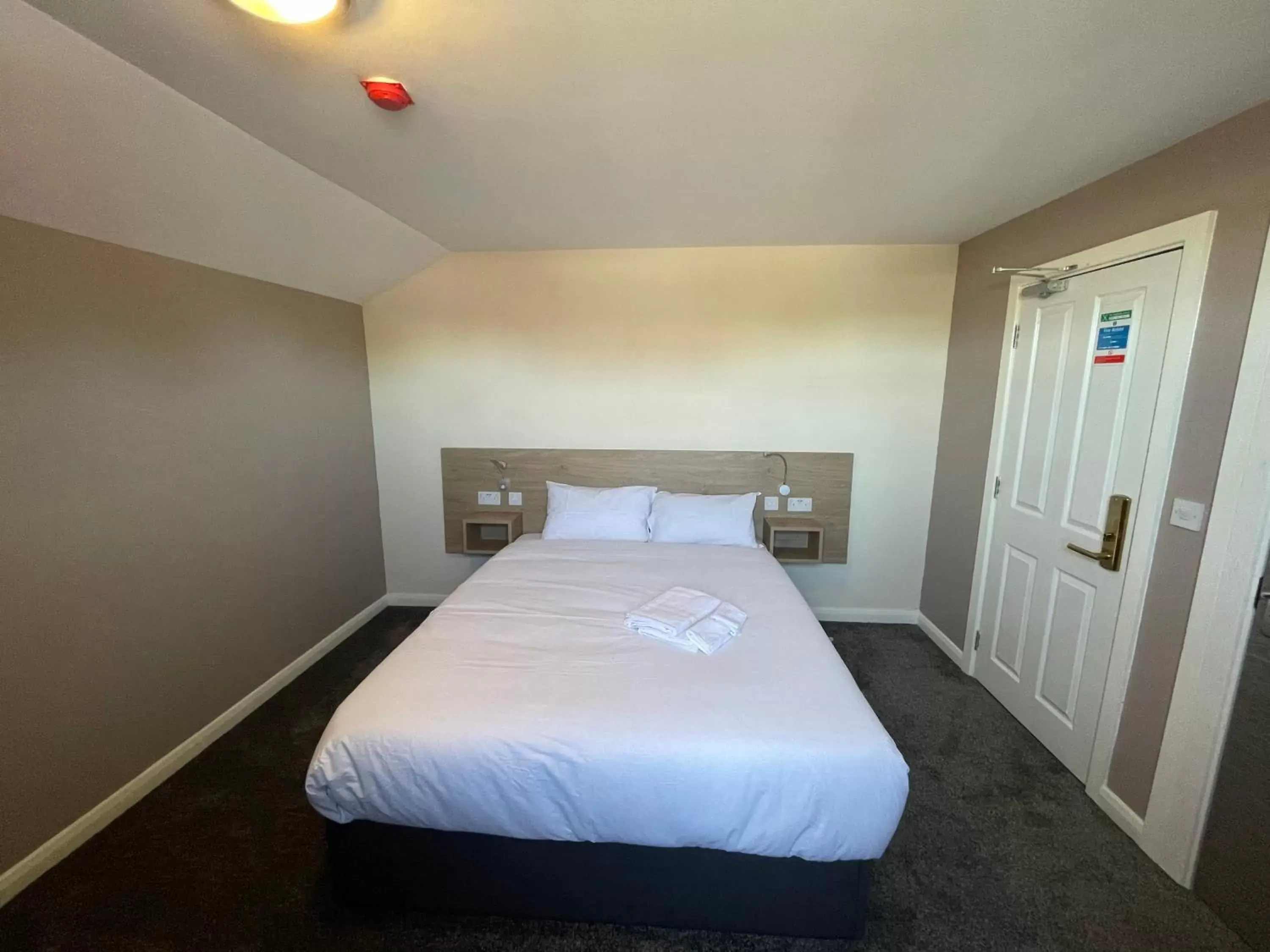 Photo of the whole room, Bed in Tinapa Suites