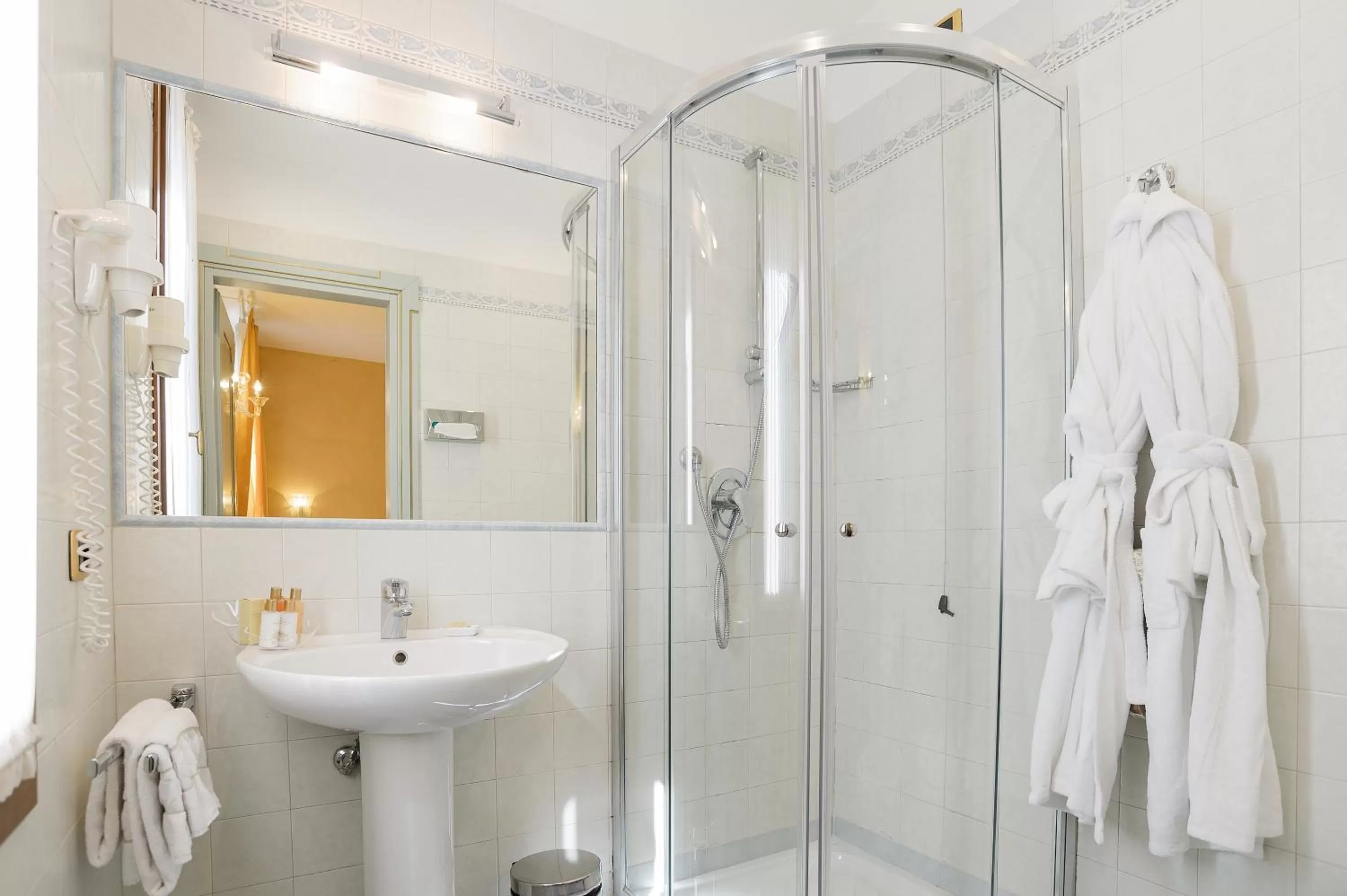 Shower in Hotel San Zaccaria