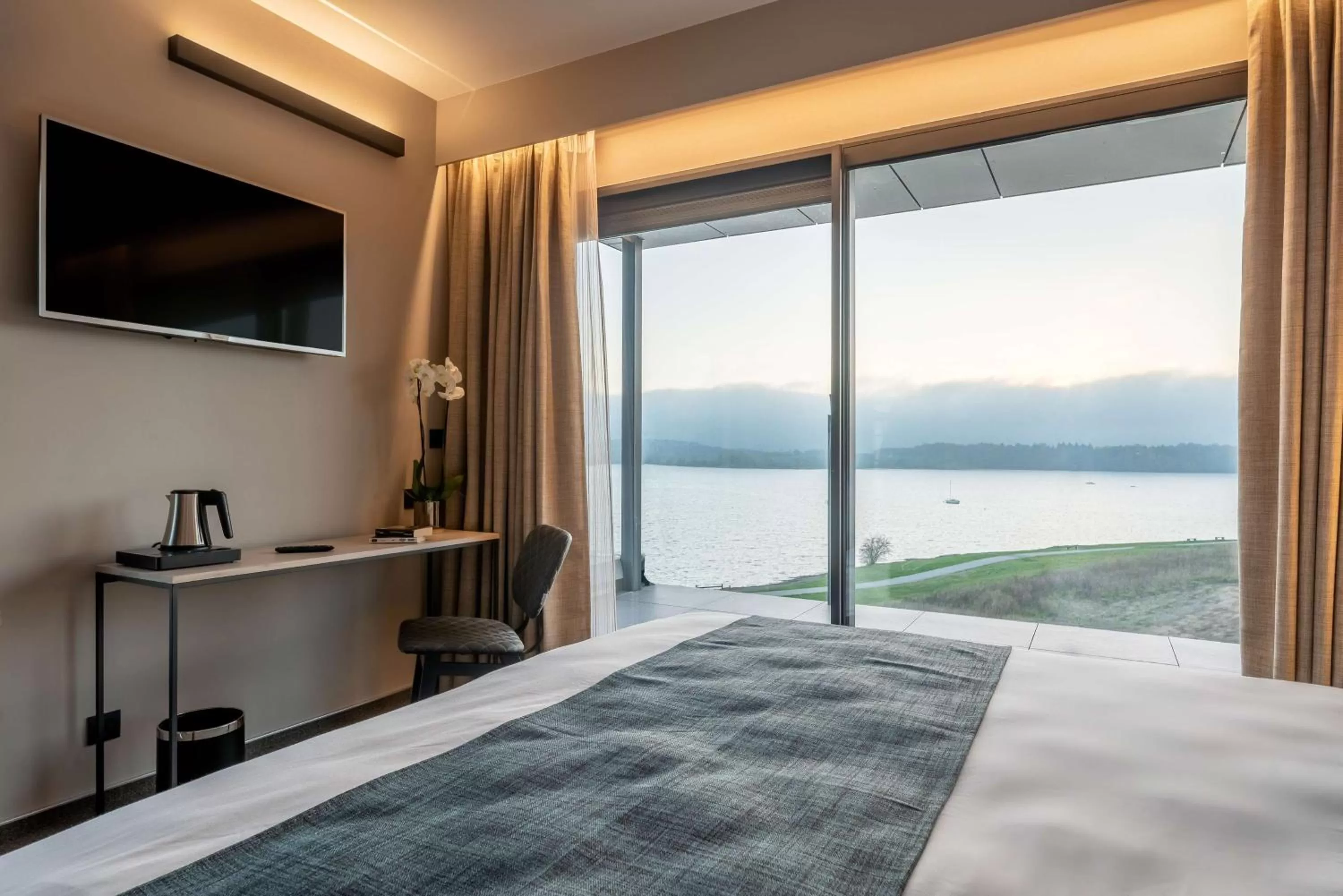 View (from property/room), Bed in Golden Lakes Hotel