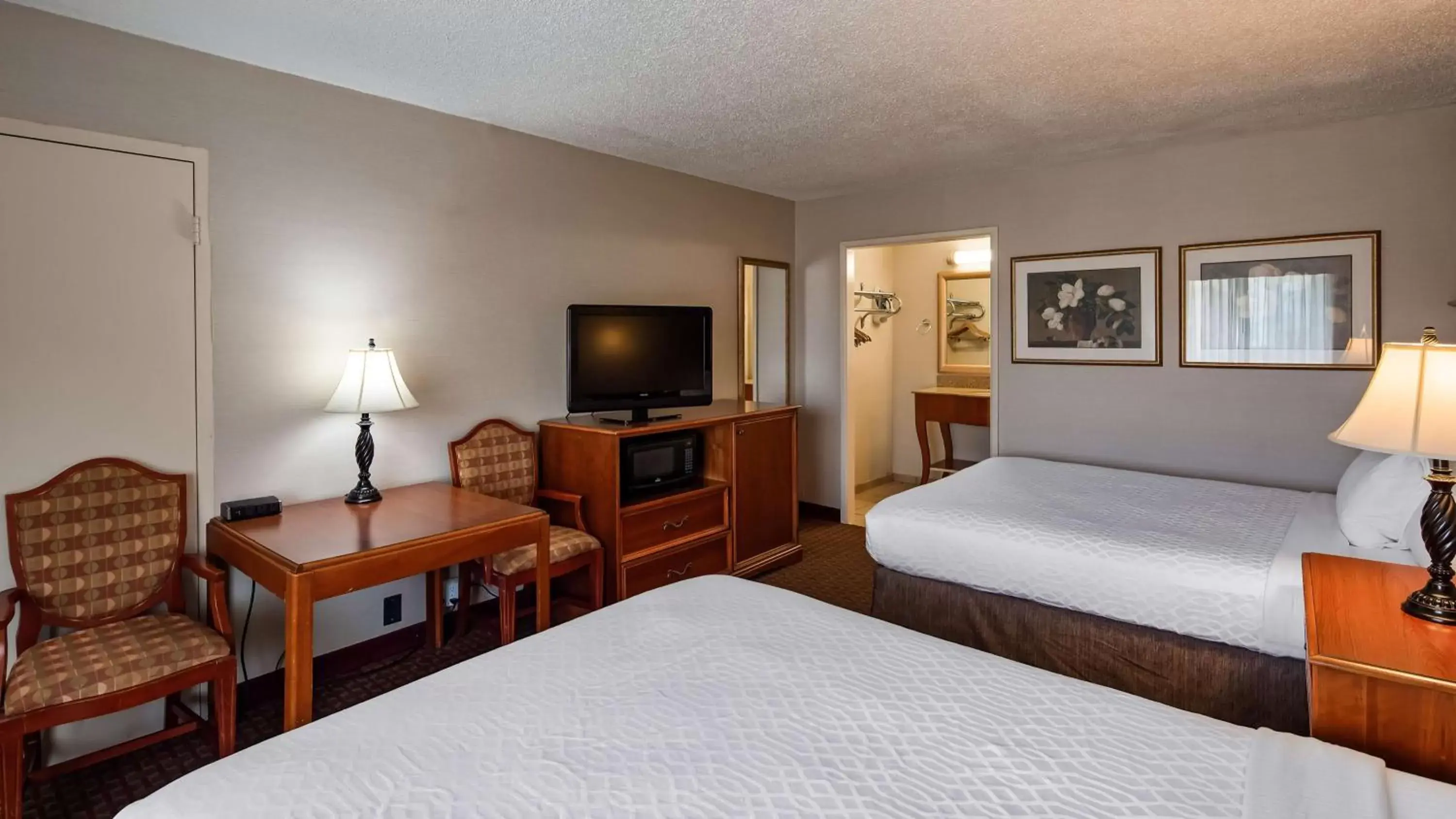 Photo of the whole room, TV/Entertainment Center in Best Western Culpeper Inn