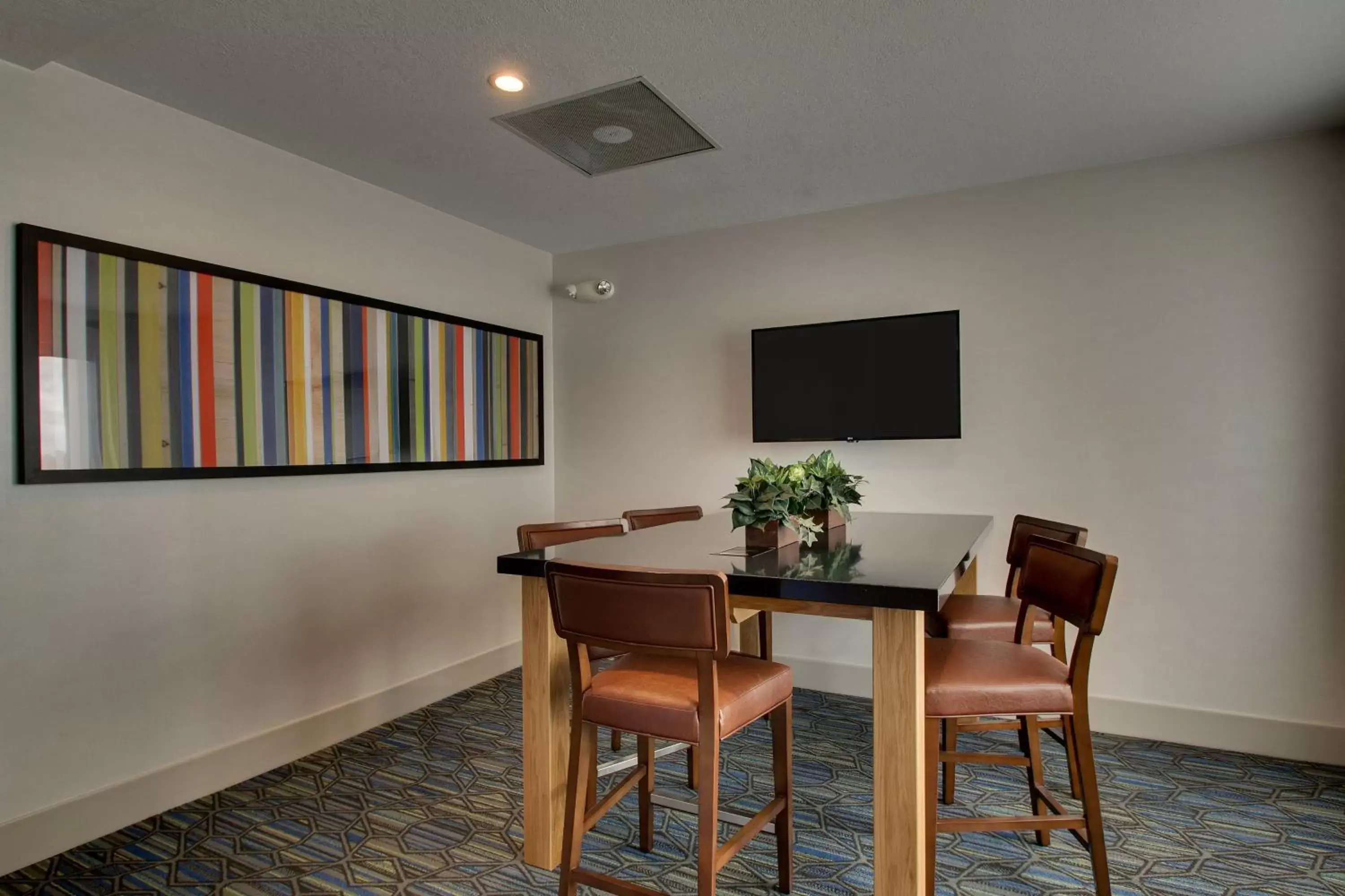 Property building, TV/Entertainment Center in Holiday Inn Express Hotel & Suites Morris, an IHG Hotel