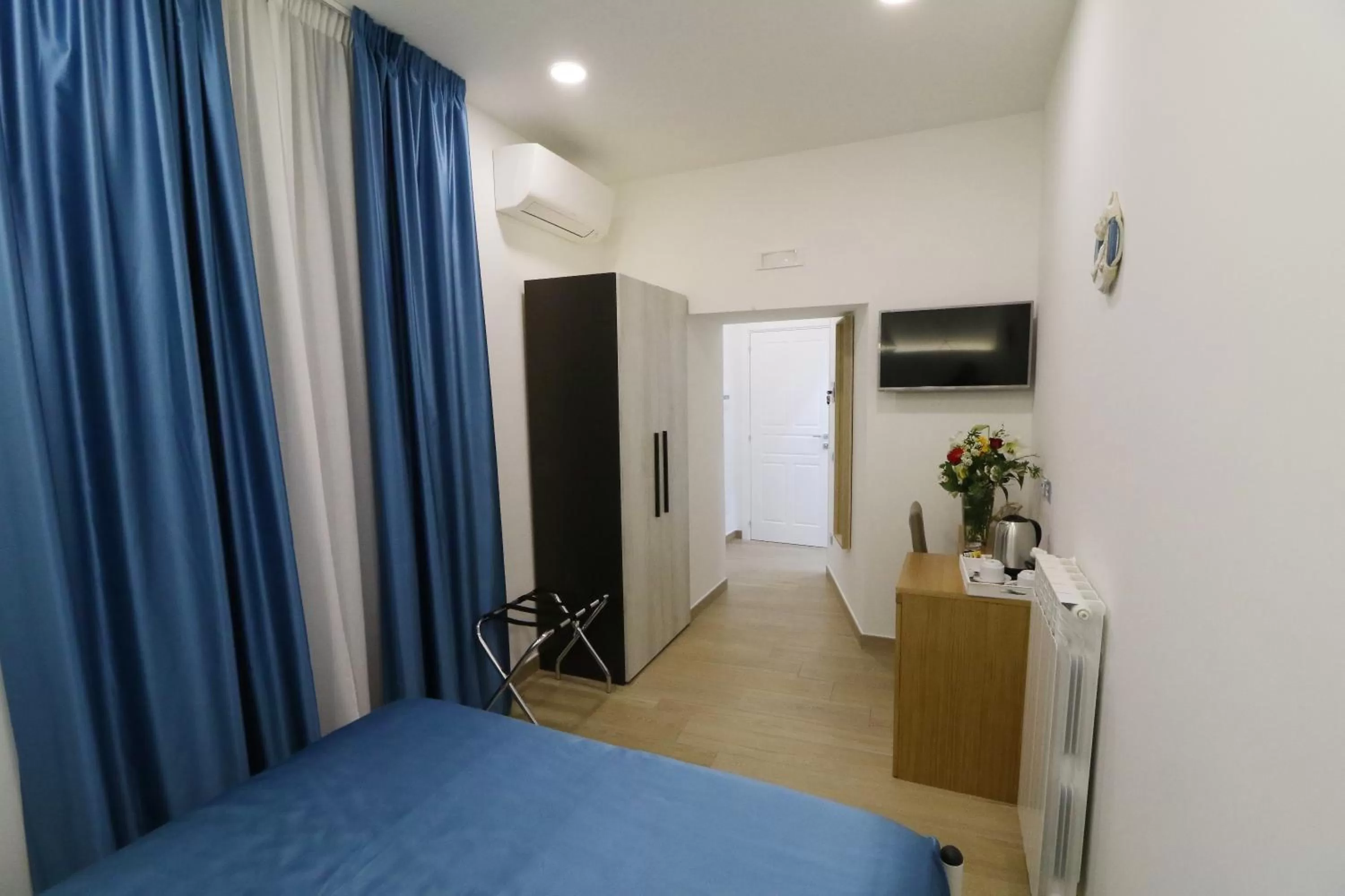 Property building, Bed in Antica Capri