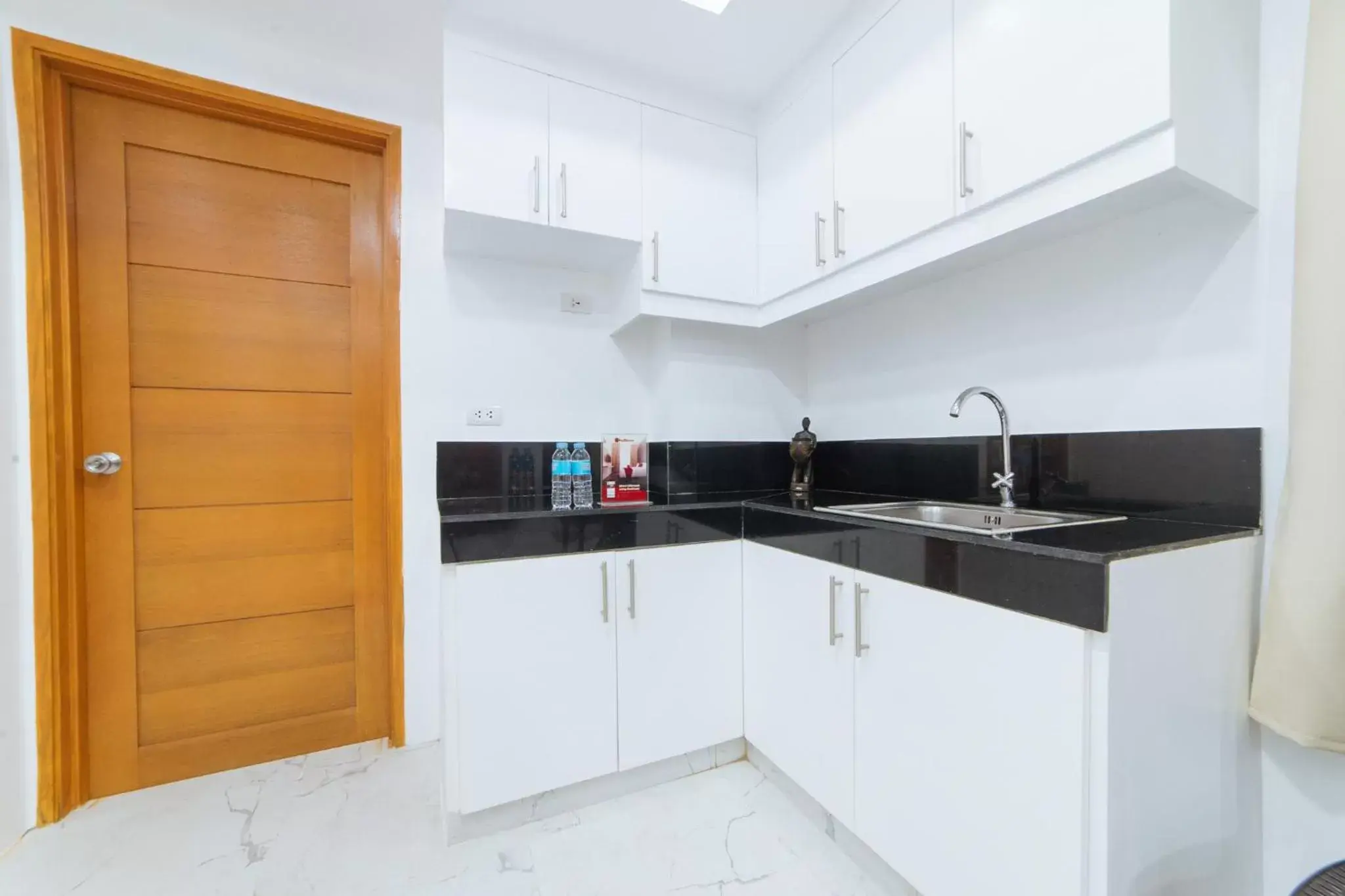Bedroom, Kitchen/Kitchenette in RedDoorz @ DBuilders Bangkal Makati