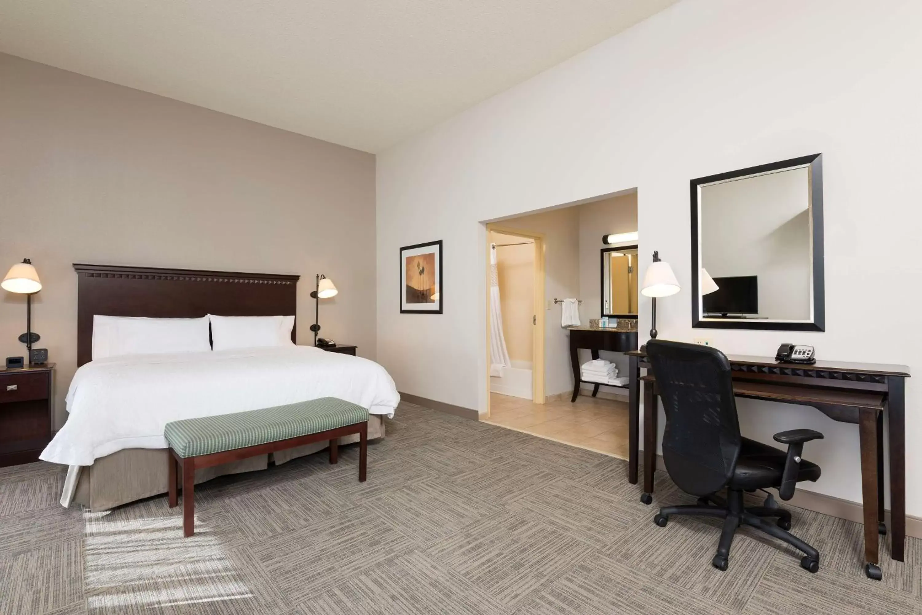 Bed in Hampton Inn & Suites Hartford-Manchester