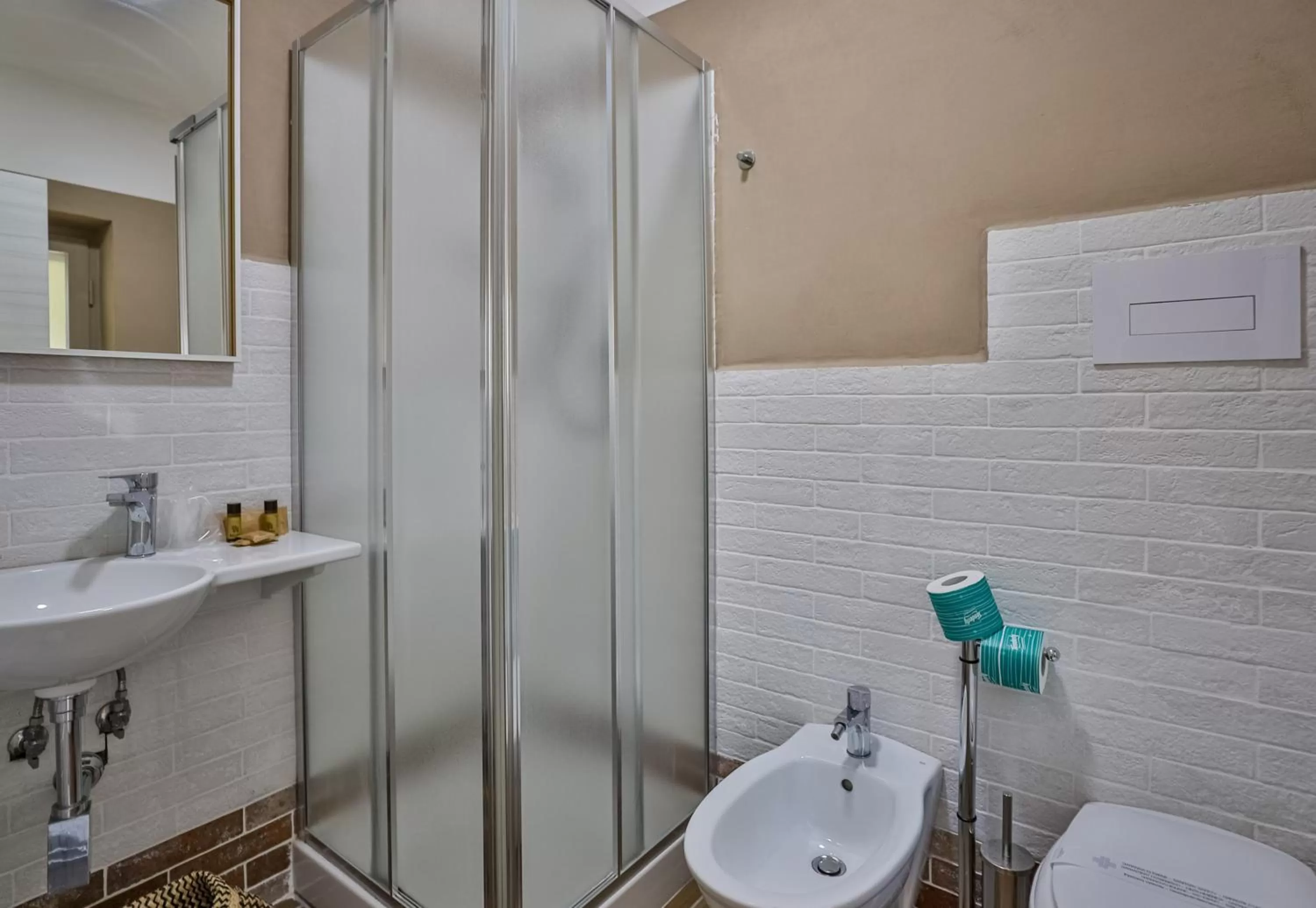 Shower in Il Pineto Paestum Food & Rooms