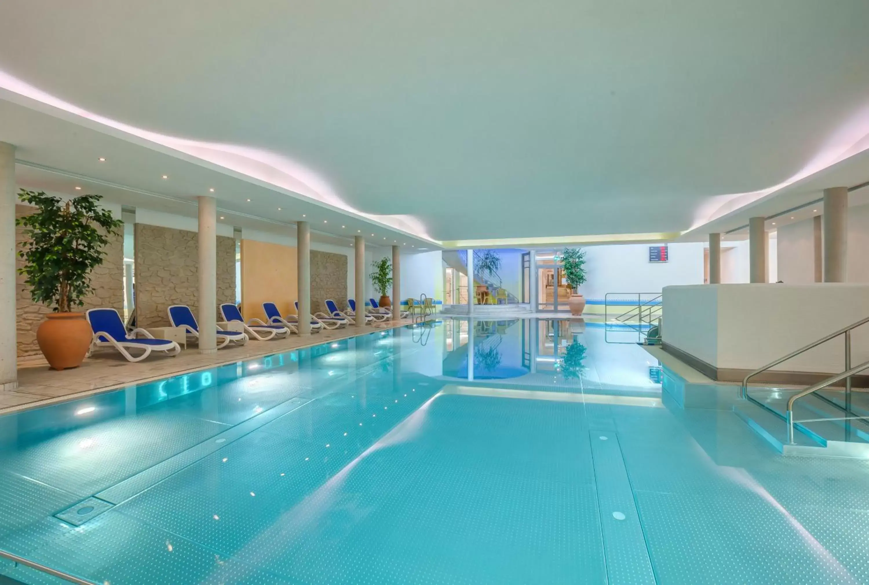 Swimming Pool in Berghotel Hammersbach