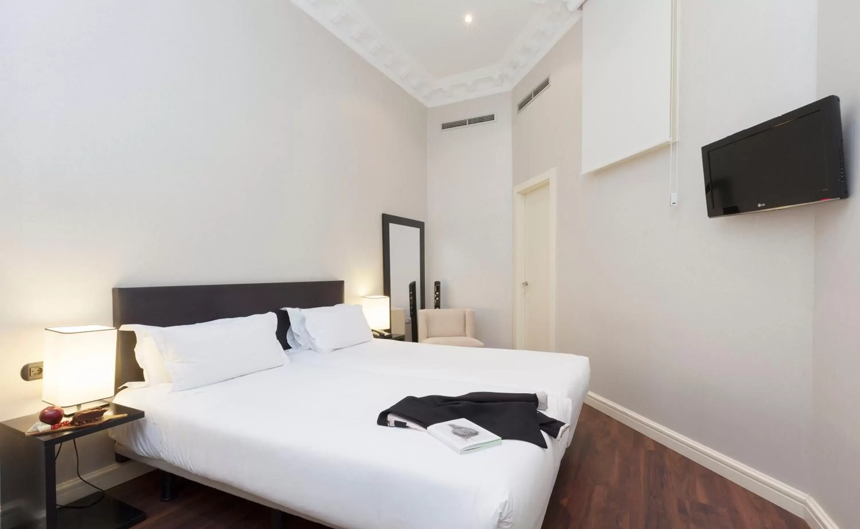 TV and multimedia, Bed in Hotel Sardinero Madrid