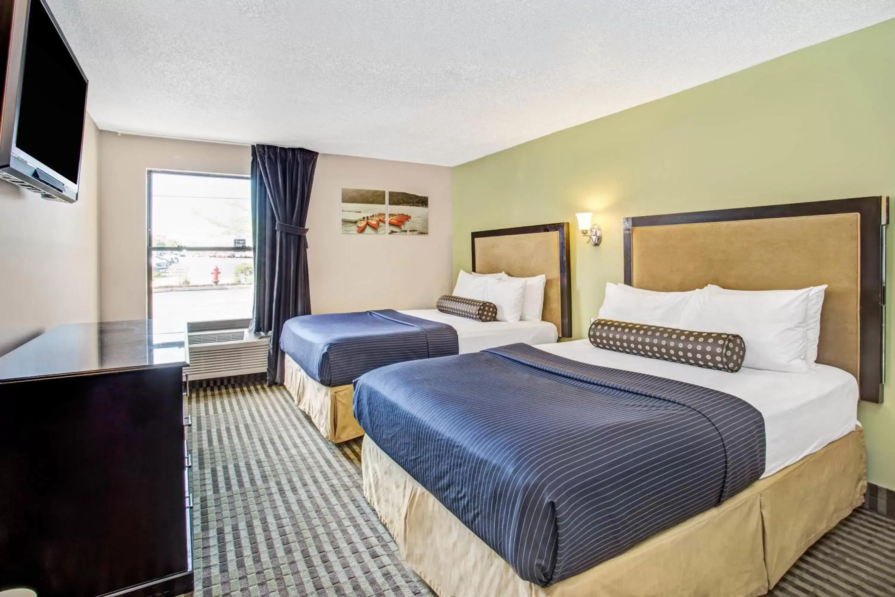 Photo of the whole room, Bed in Days Inn by Wyndham Great Lakes - N. Chicago