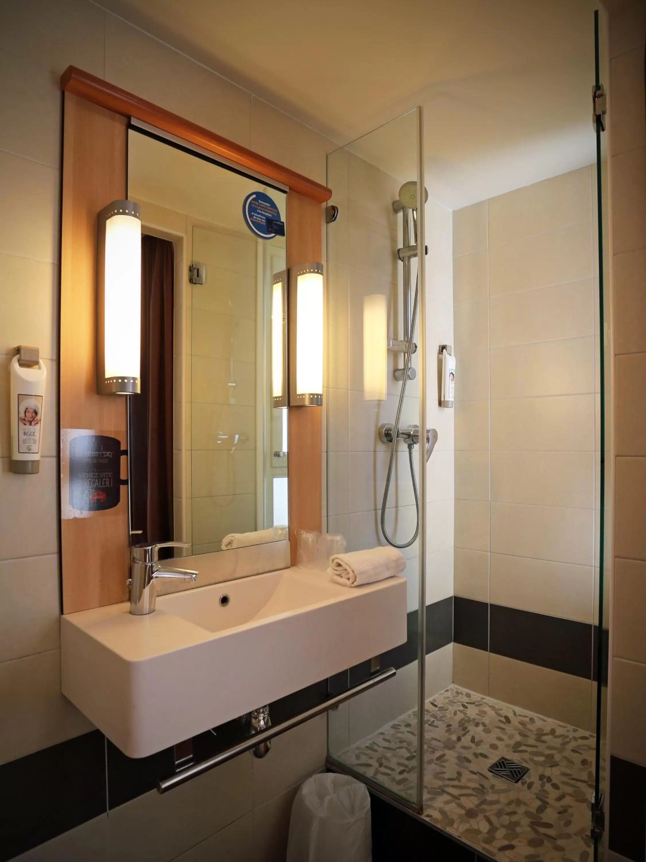 Bathroom in ibis Montpellier Centre Polygone