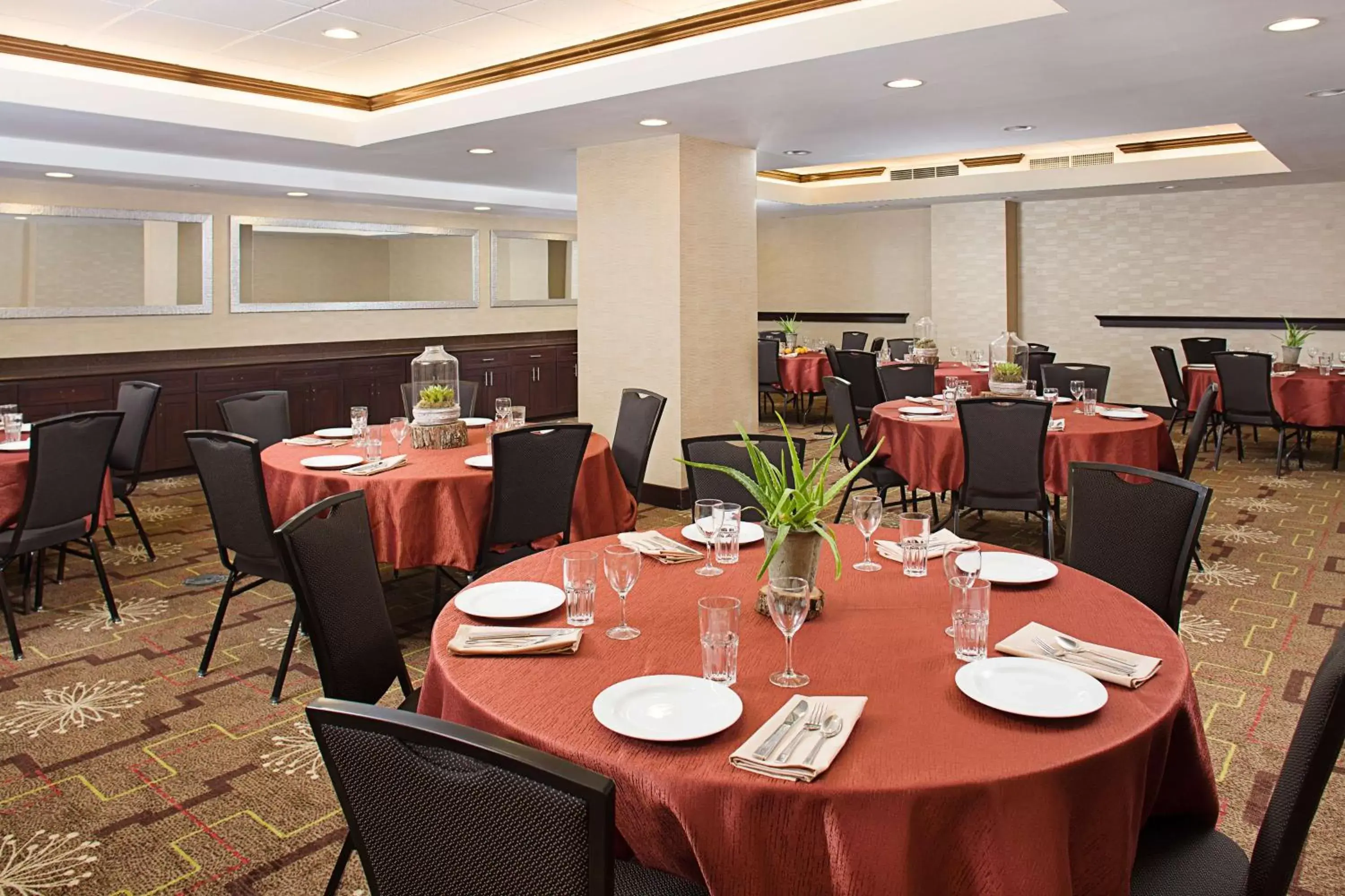 Meeting/conference room, Restaurant/Places to Eat in Homewood Suites Dallas Downtown