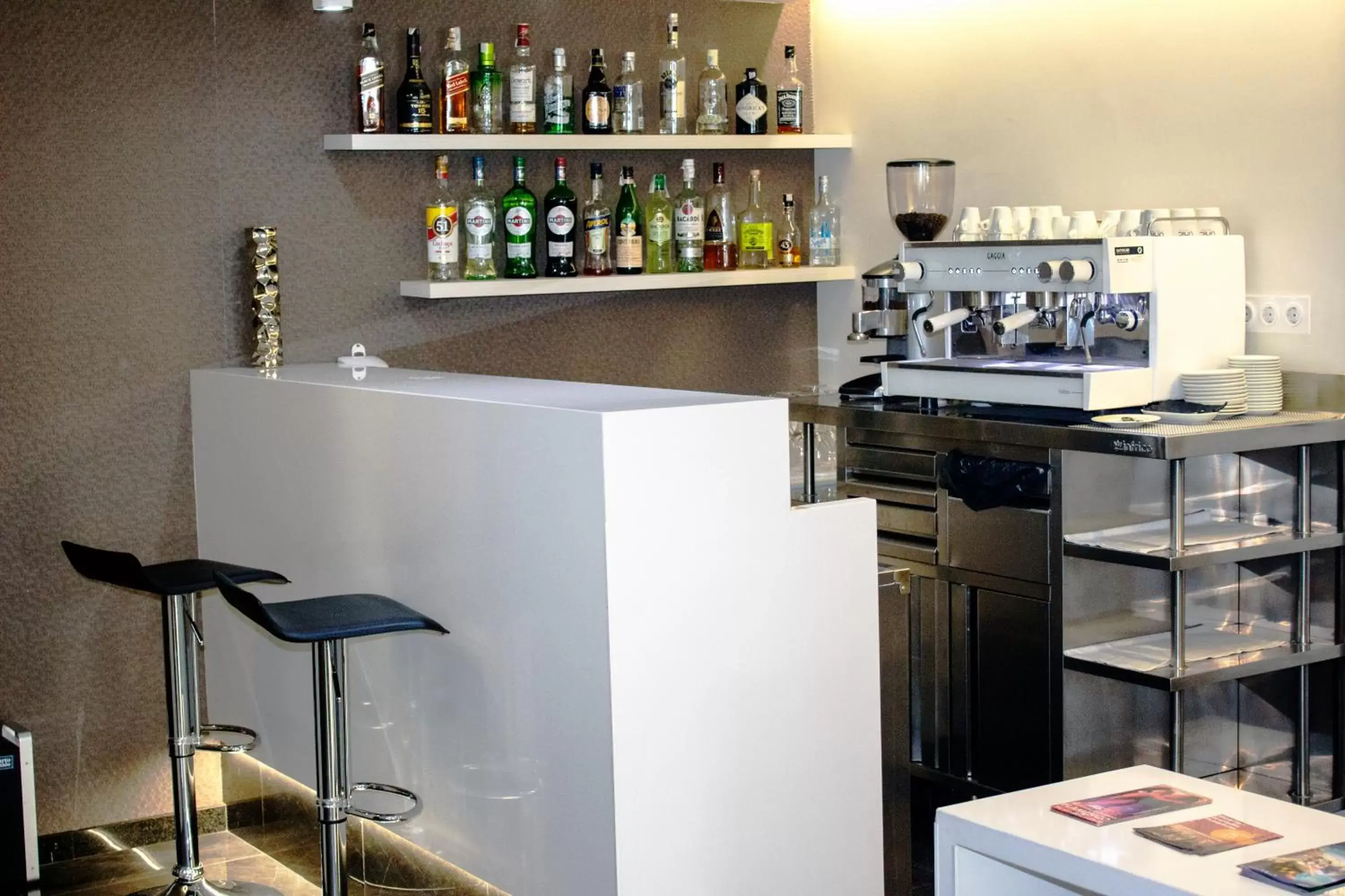 Lounge or bar, Kitchen/Kitchenette in Bcn Urbaness Hotels Gran Rosellon
