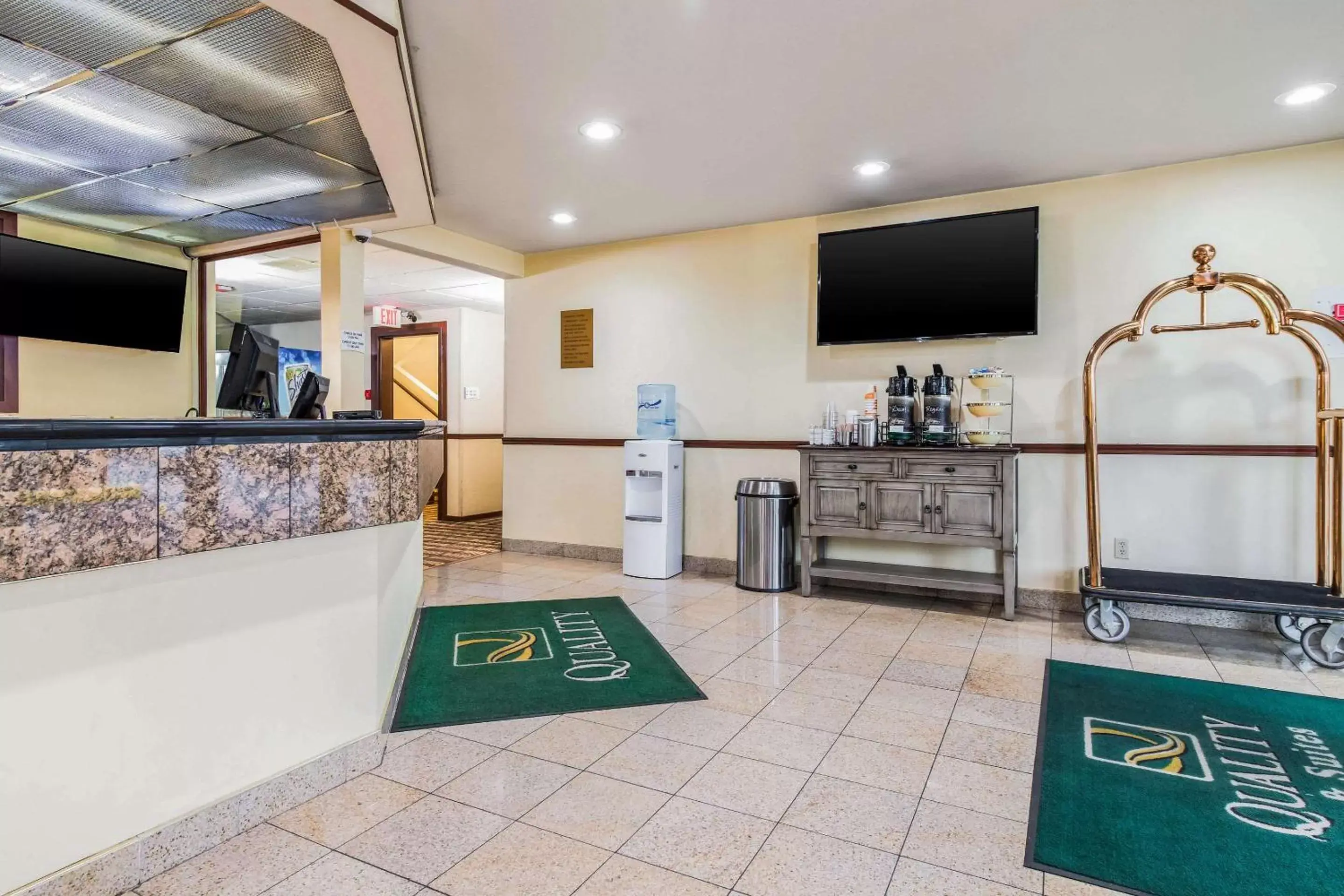 Lobby or reception, TV/Entertainment Center in Quality Inn & Suites Lacey I-5