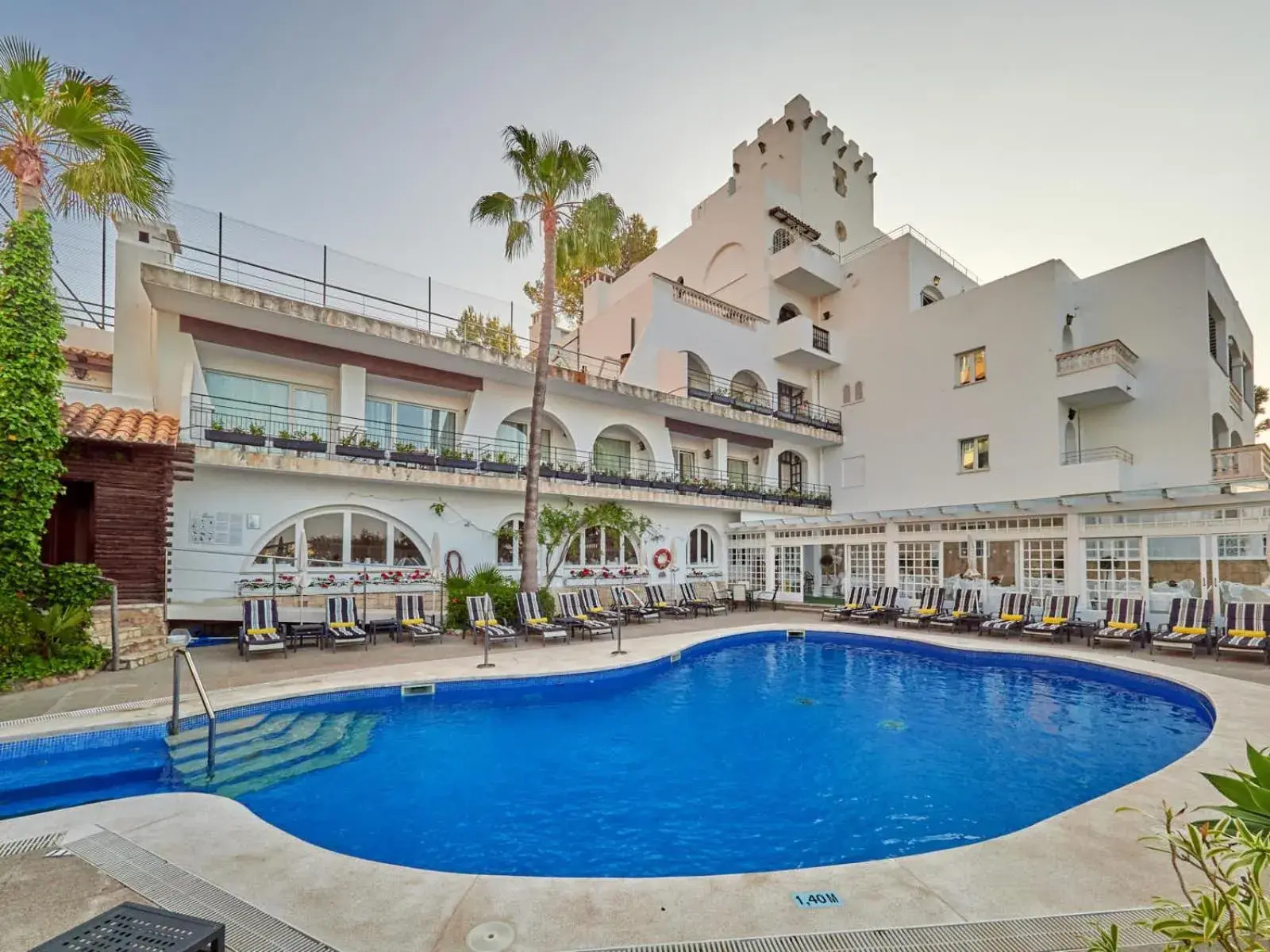 Swimming pool, Property Building in Hotel Bon Sol Resort & Spa