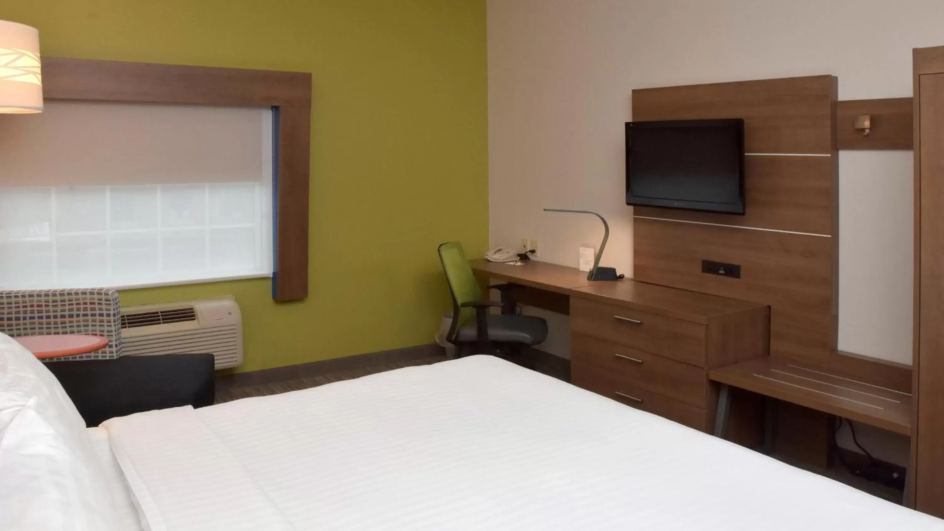 Photo of the whole room, Bed in Holiday Inn Express Mount Pleasant- Scottdale, an IHG Hotel