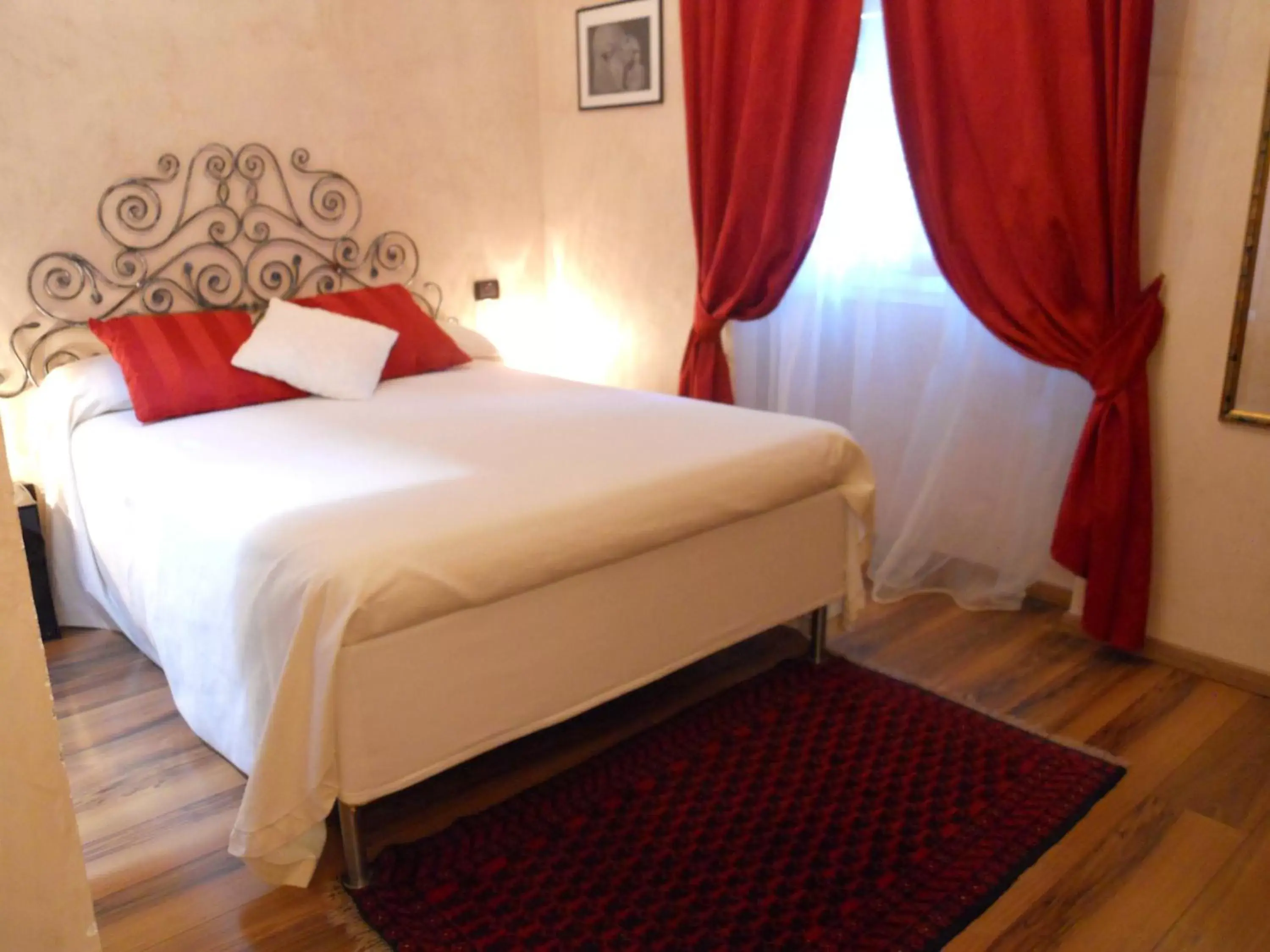 Bedroom, Bed in Locanda Villa Moderna