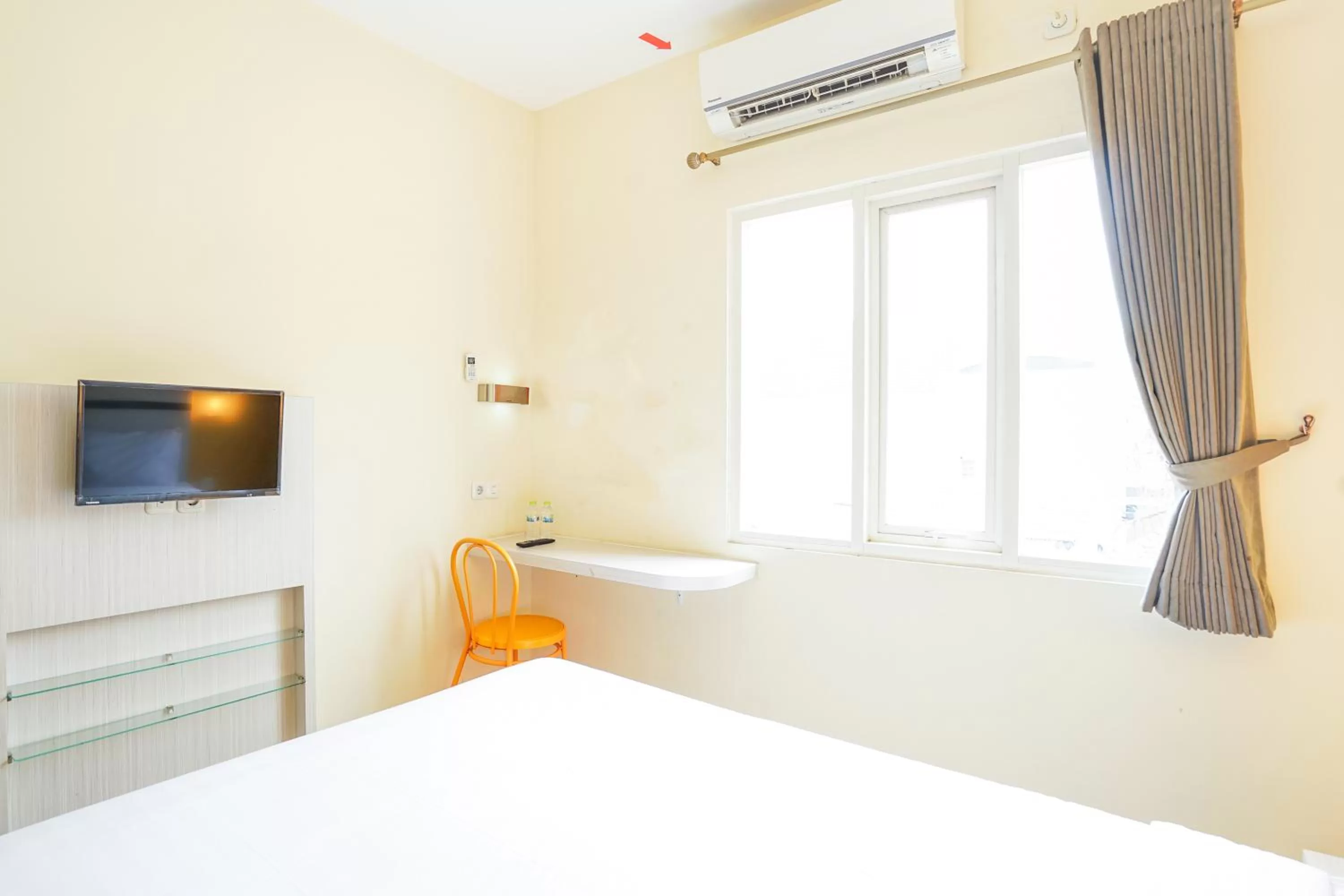 Bed in Pratisarawirya Guesthouse by ecommerceloka