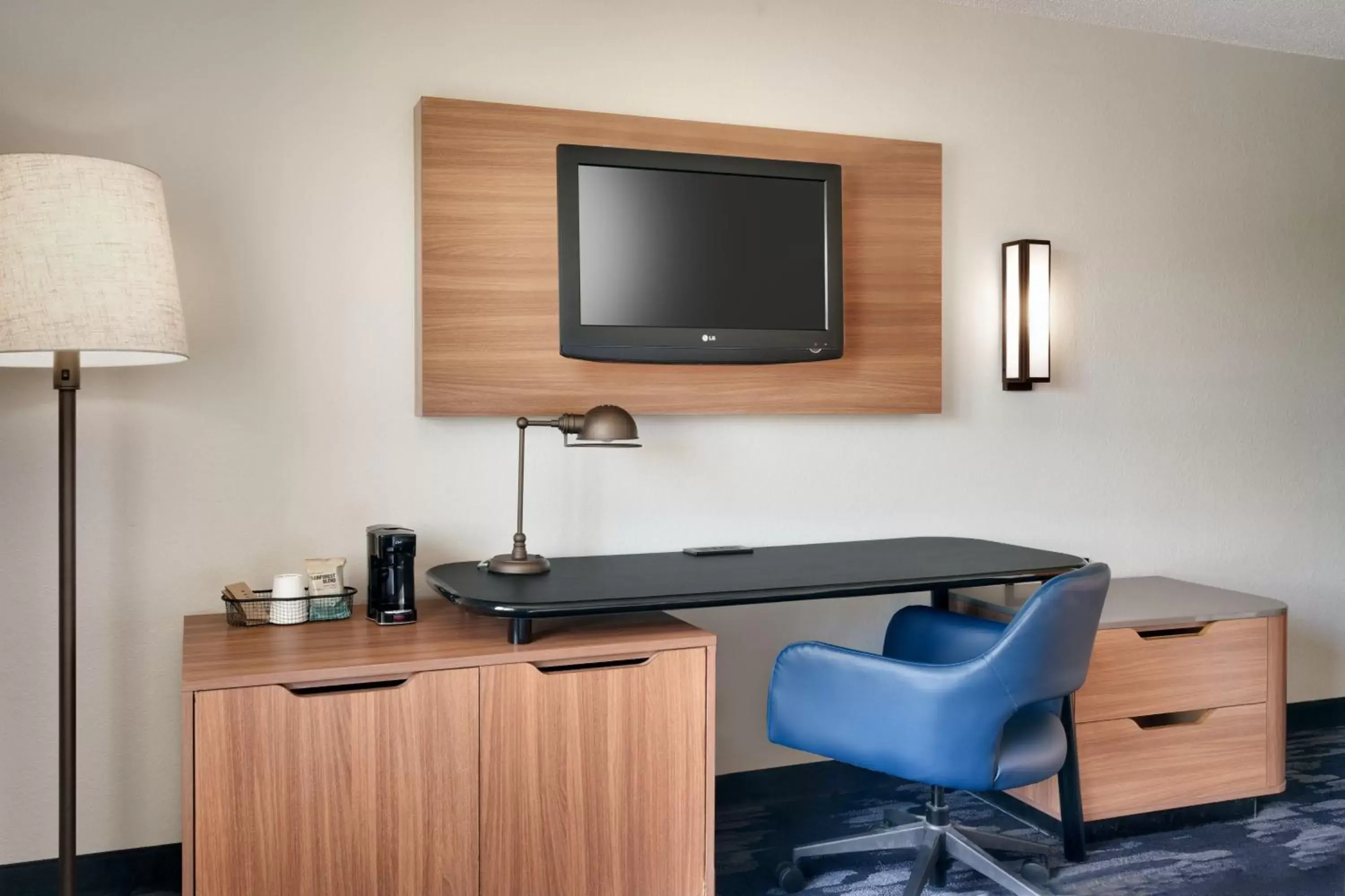 Photo of the whole room, TV/Entertainment Center in Fairfield Inn & Suites by Marriott Albany