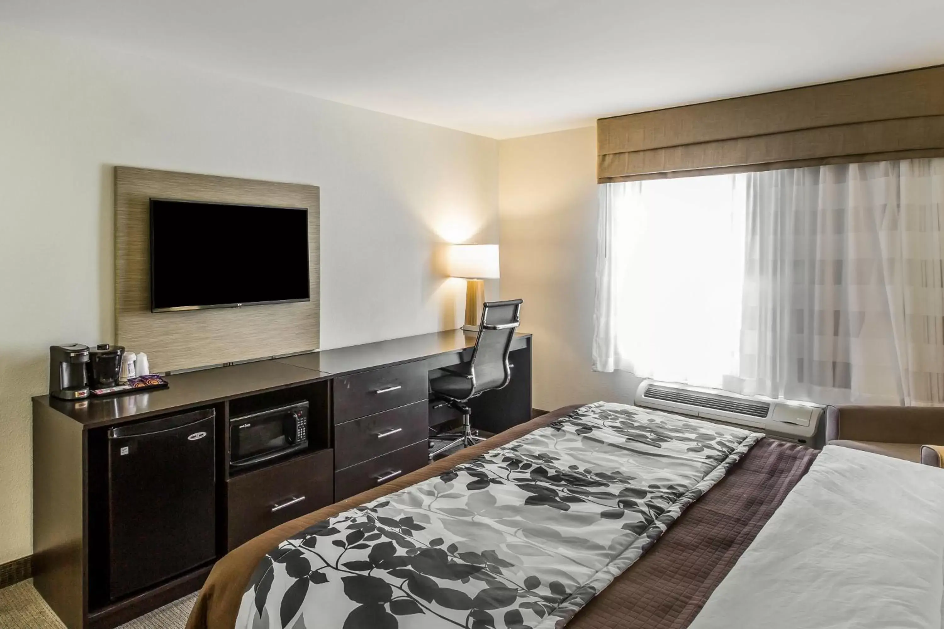 TV and multimedia, Bed in Sleep Inn & Suites Dayton