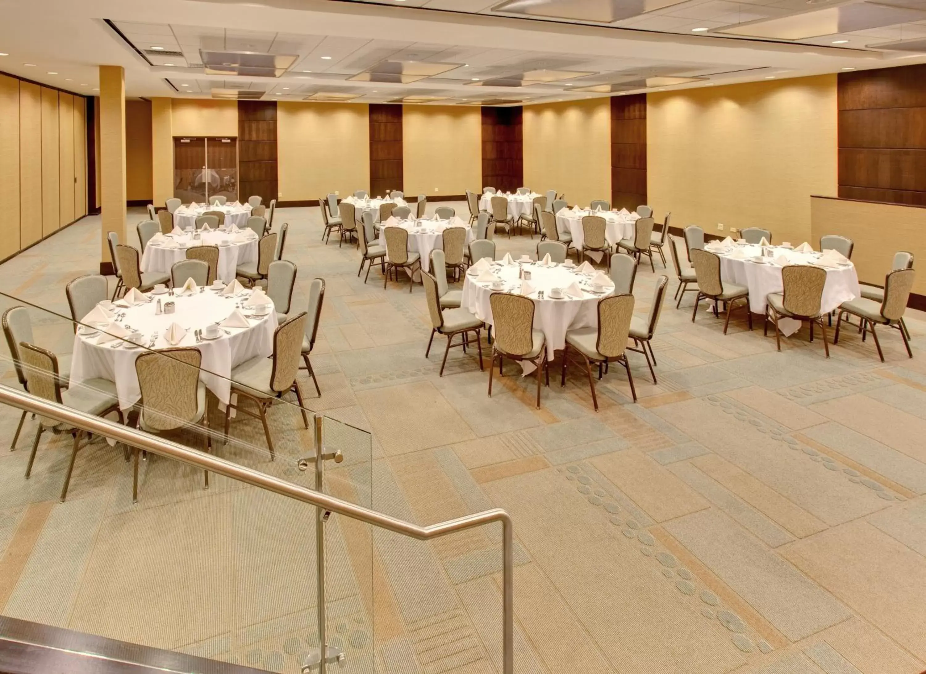 Banquet/Function facilities, Restaurant/Places to Eat in Crowne Plaza Hotel Glen Ellyn/Lombard, an IHG Hotel