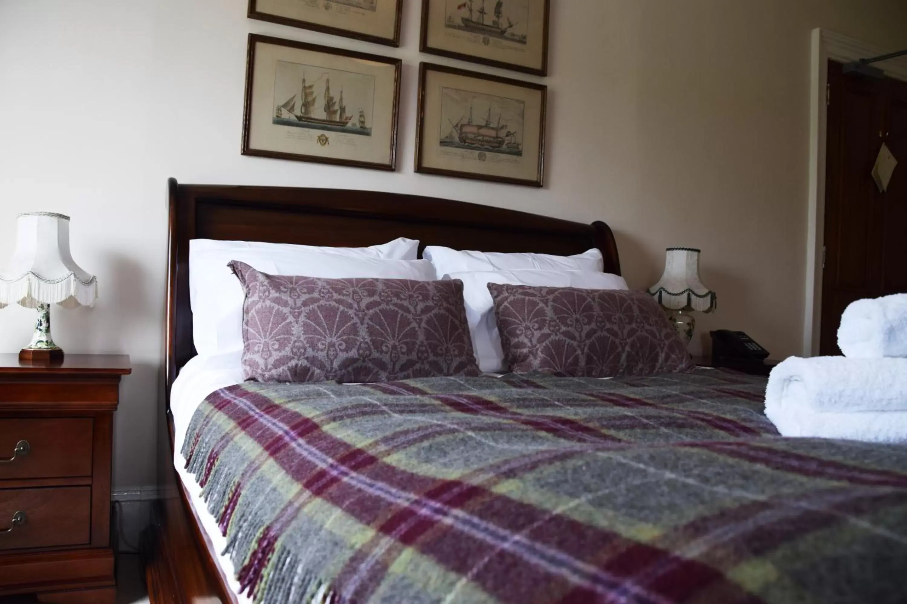 Bed in Saplinbrae Hotel and Lodges