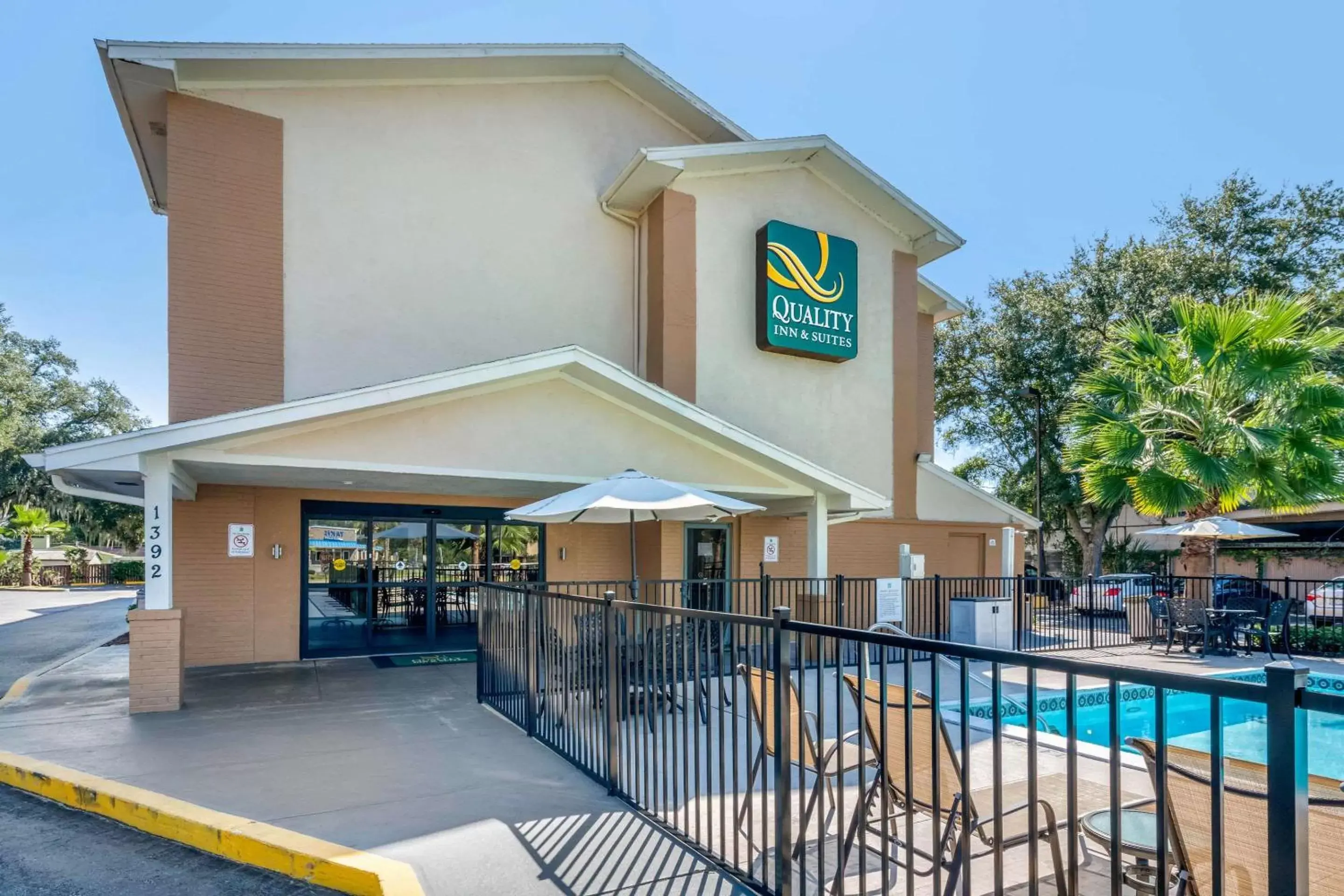 Property building, Swimming Pool in Quality Inn & Suites Leesburg Chain of Lakes