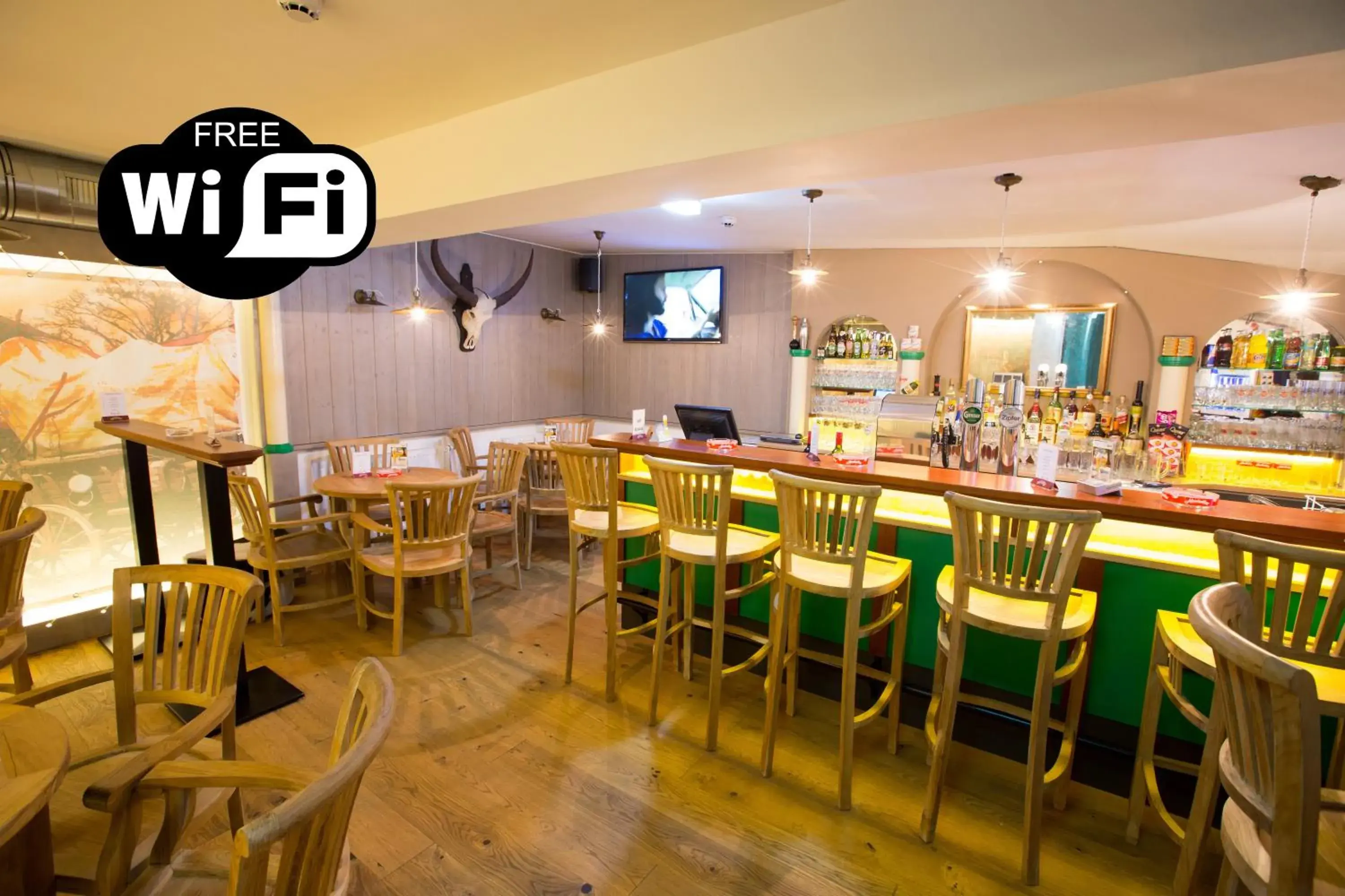 Lounge or bar, Restaurant/Places to Eat in a&t Holiday Hostel