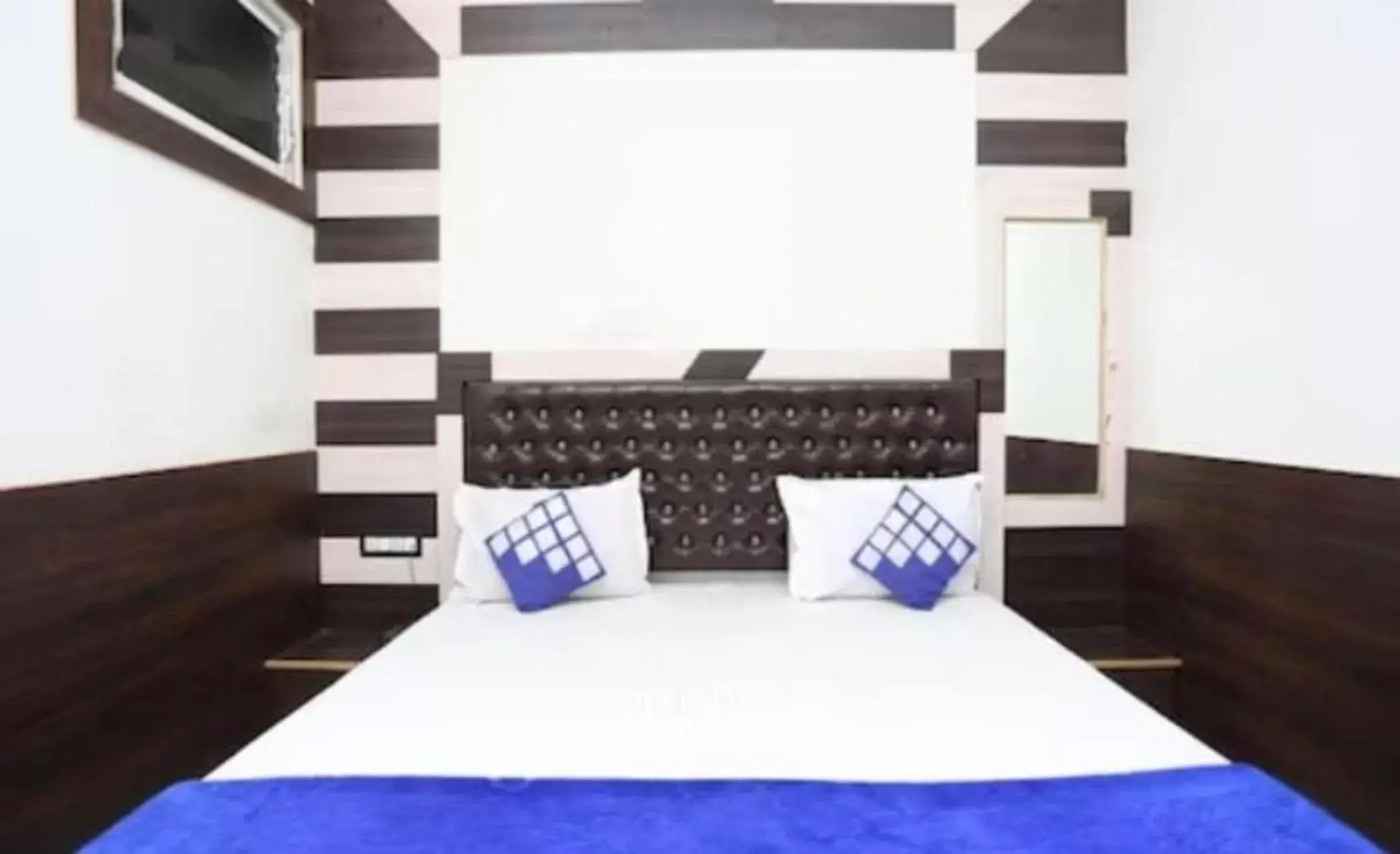 Bed in Goroomgo New Ashiyana Palace Varanasi Bed in Goroomgo New Ashiyana Palace Varanasi