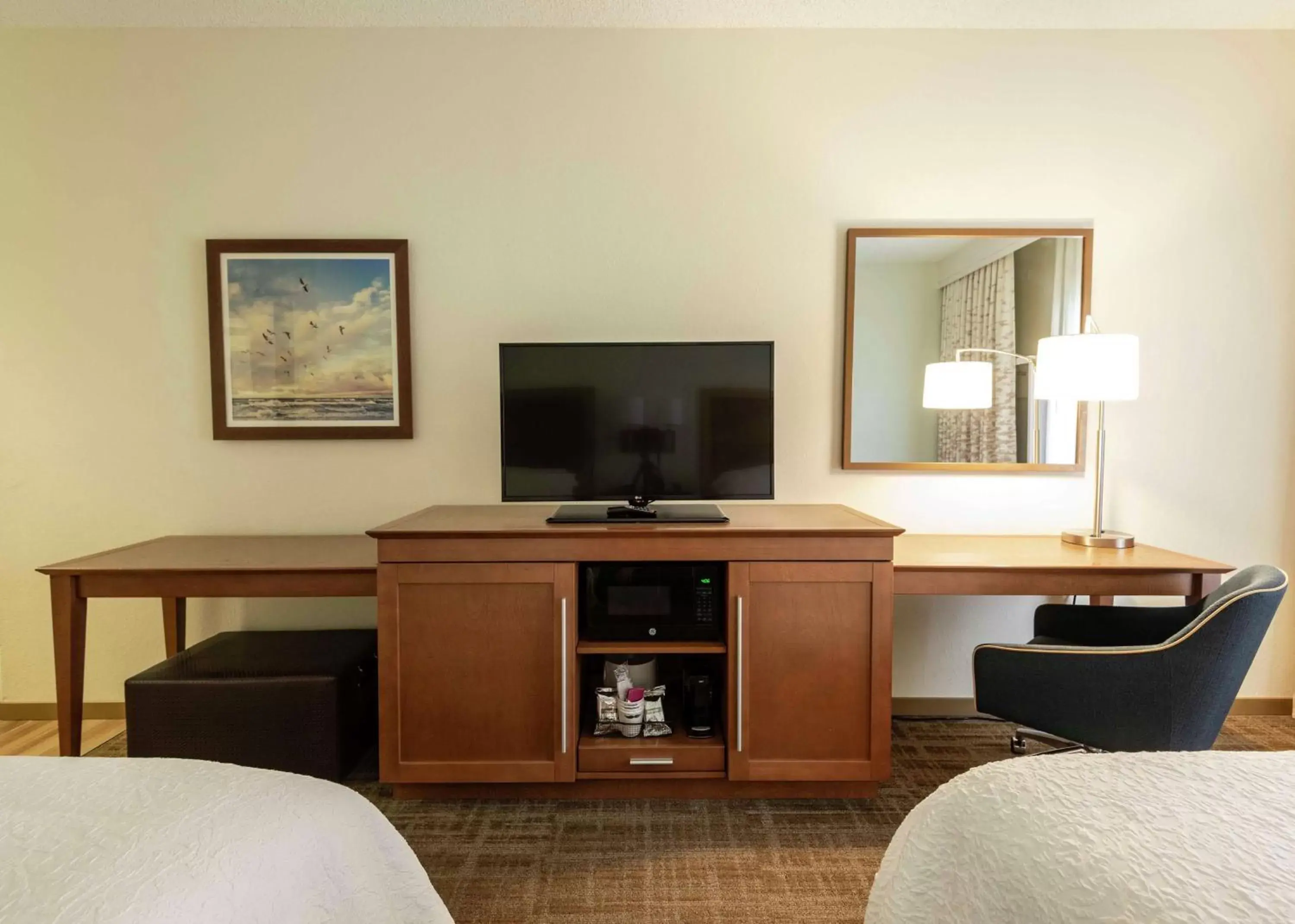 Bedroom, TV/Entertainment Center in Hampton Inn Boca Raton