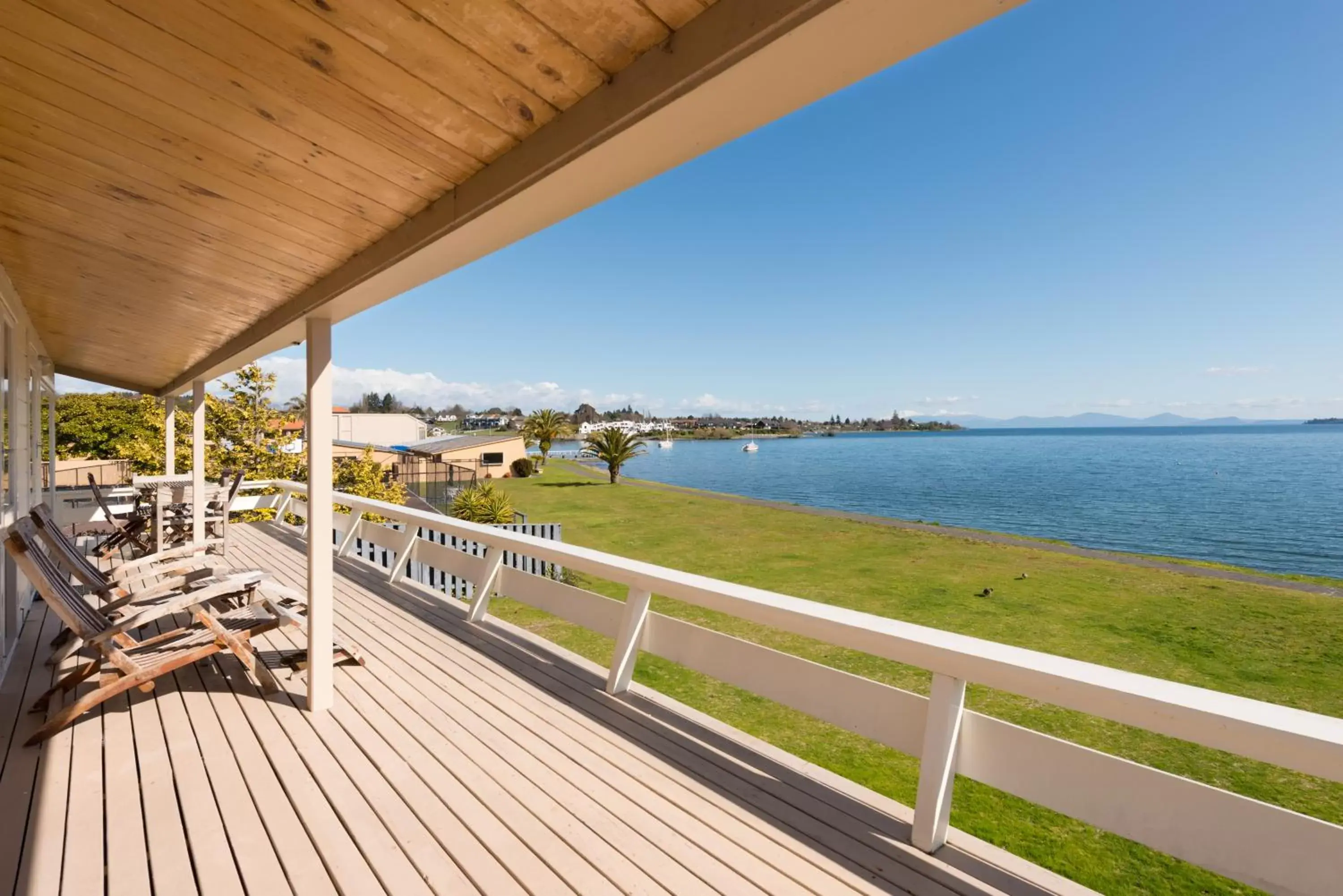 Lake view, Balcony/Terrace in Oasis Beach Resort