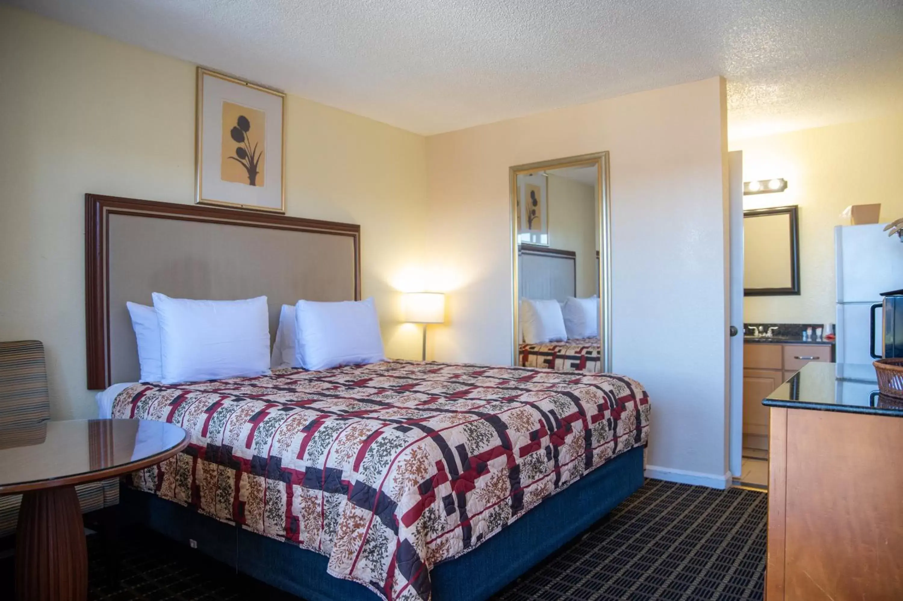 Photo of the whole room, Bed in Motel 7 - Near Six Flags, Vallejo - Napa Valley