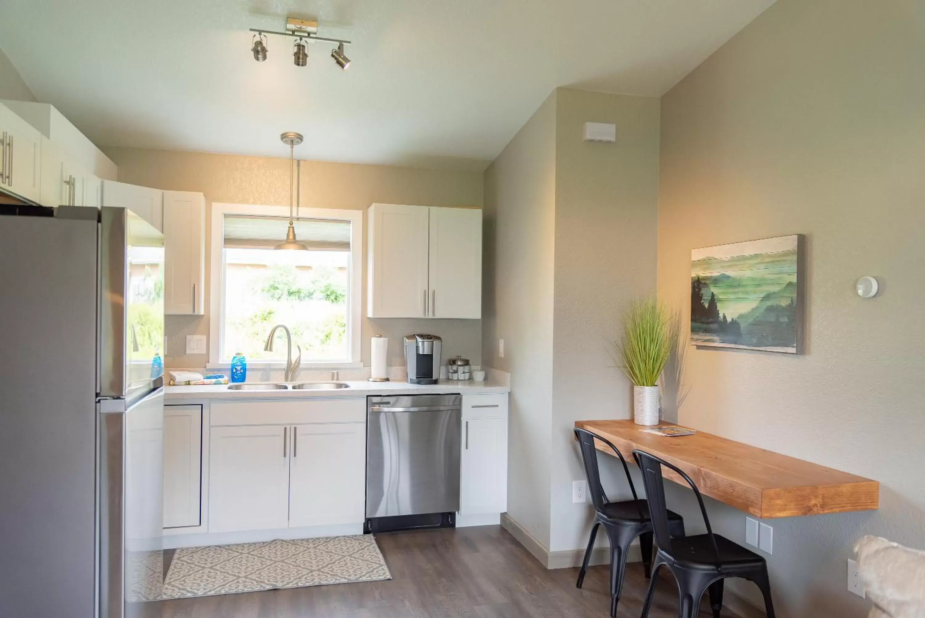 Coffee/tea facilities, Kitchen/Kitchenette in Colony Suites