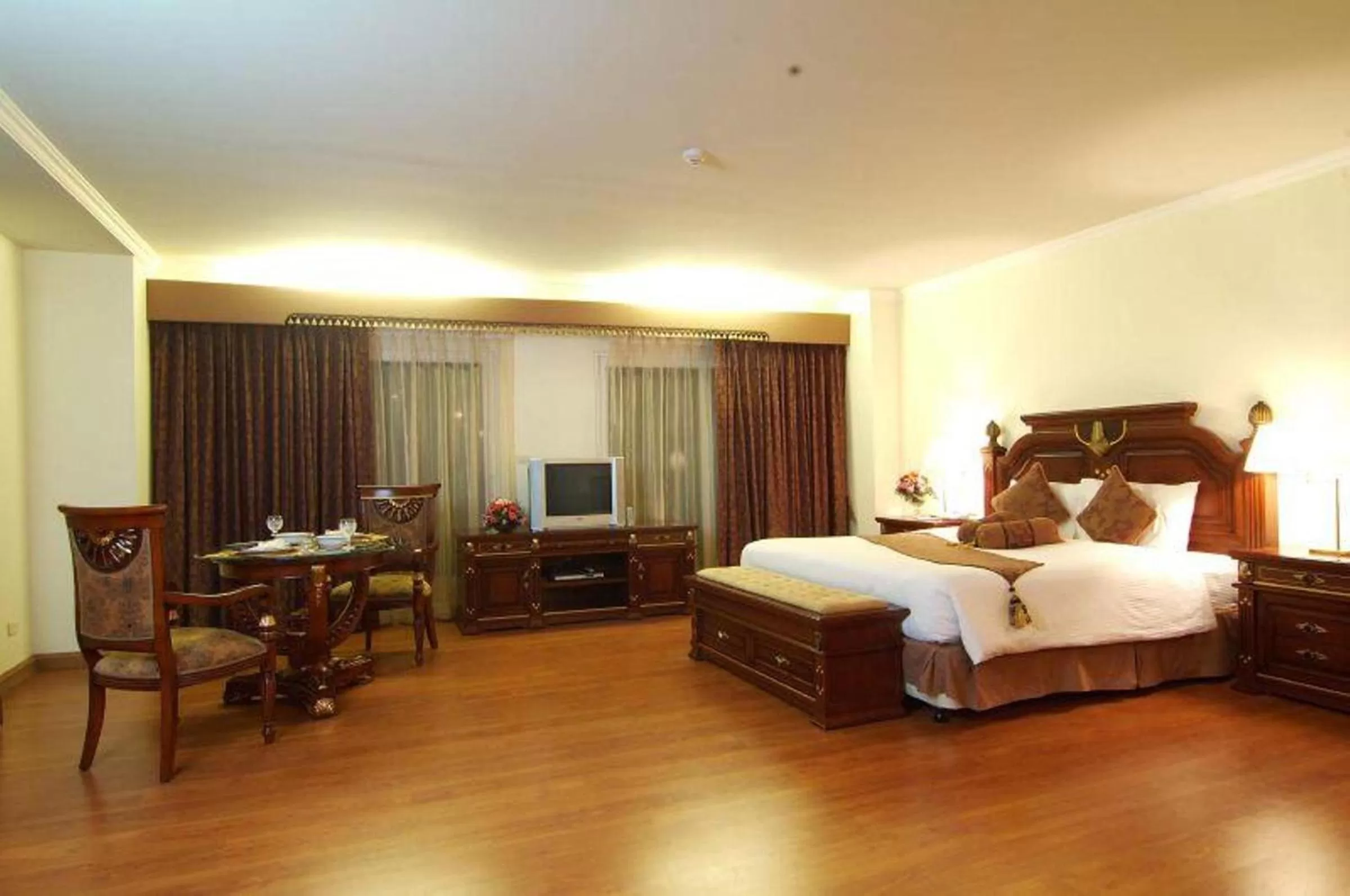 Photo of the whole room, Bed in LK Metropole