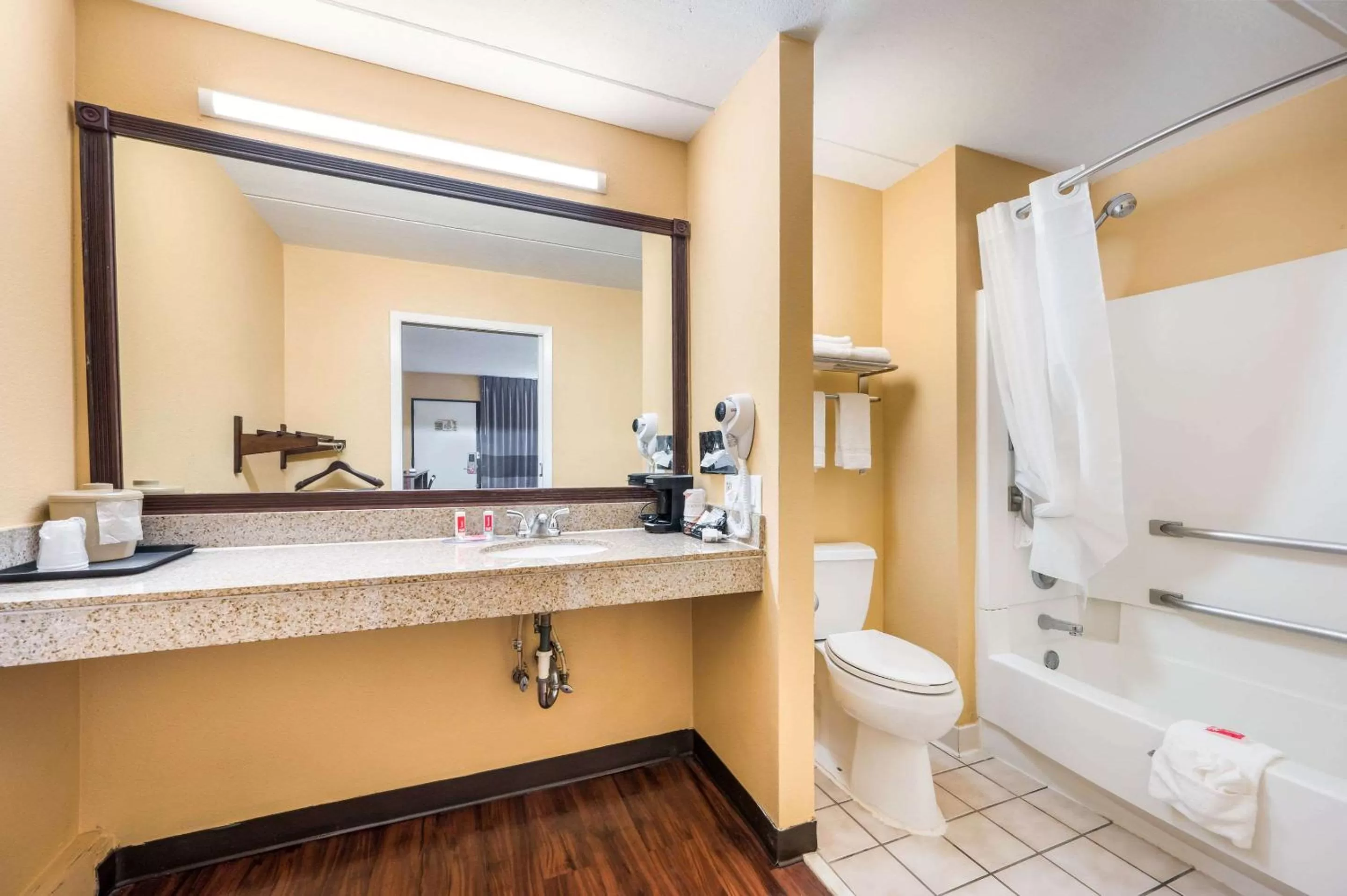 Bathroom in Econo Lodge Columbus near Airport