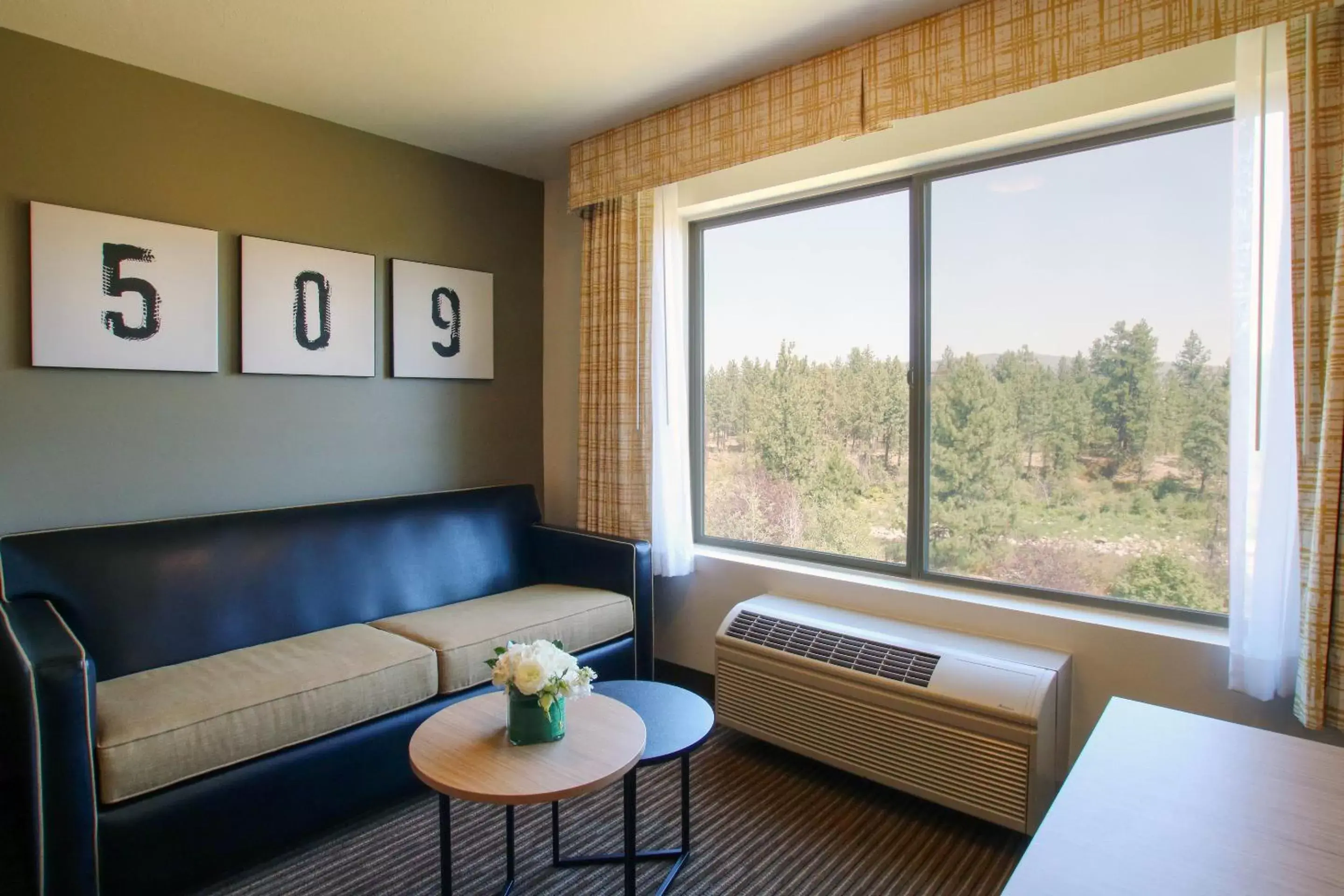 Living room, Seating Area in Oxford Suites Spokane Valley