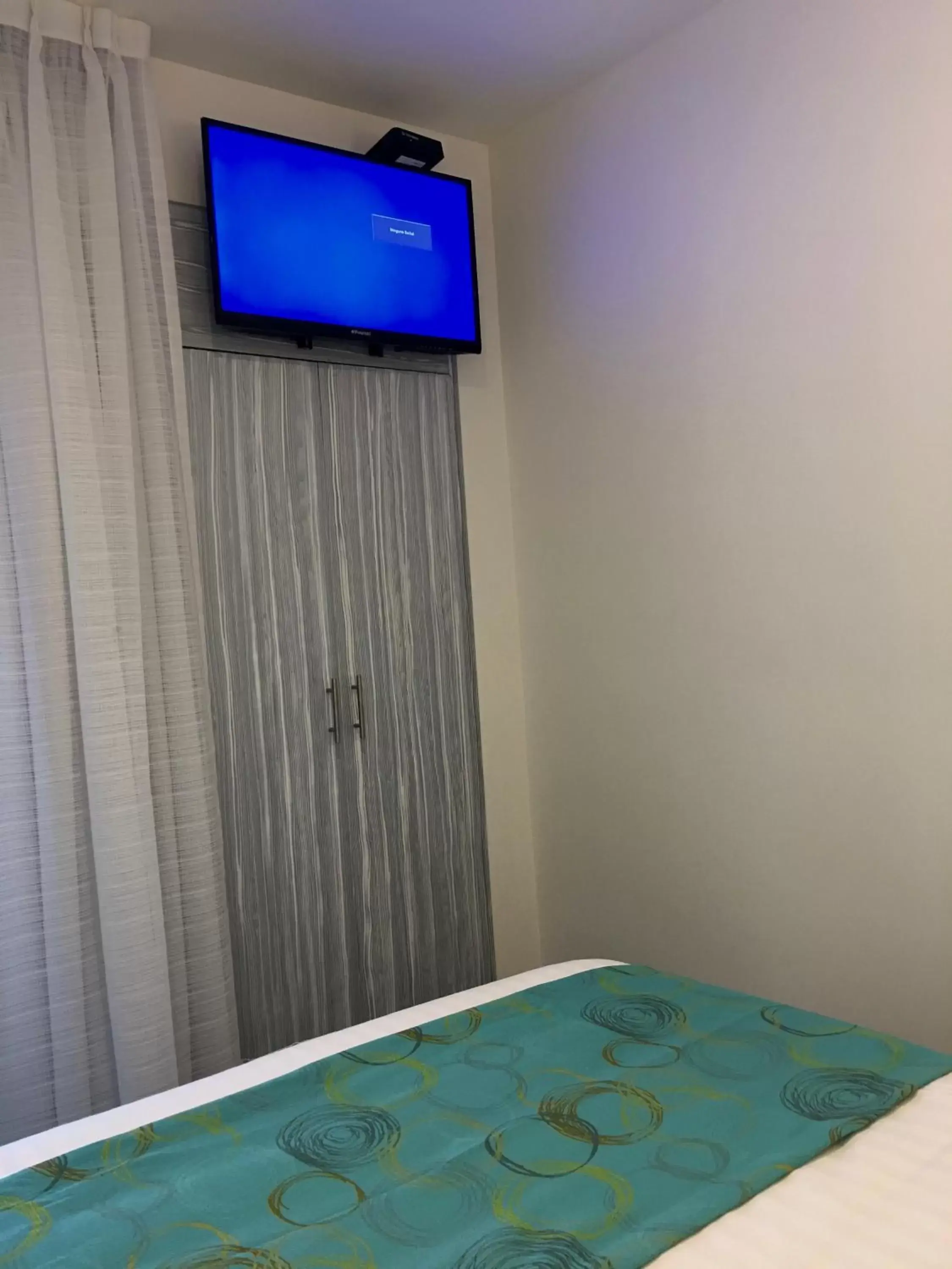 TV and multimedia, Bed in Herbal Inn Suites