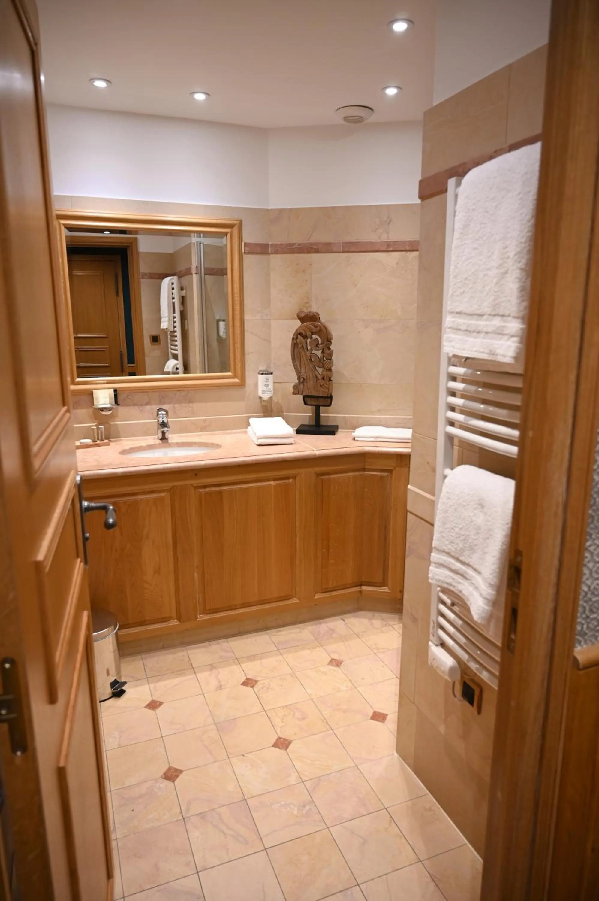 Bathroom in Hôtel Le Rempart
