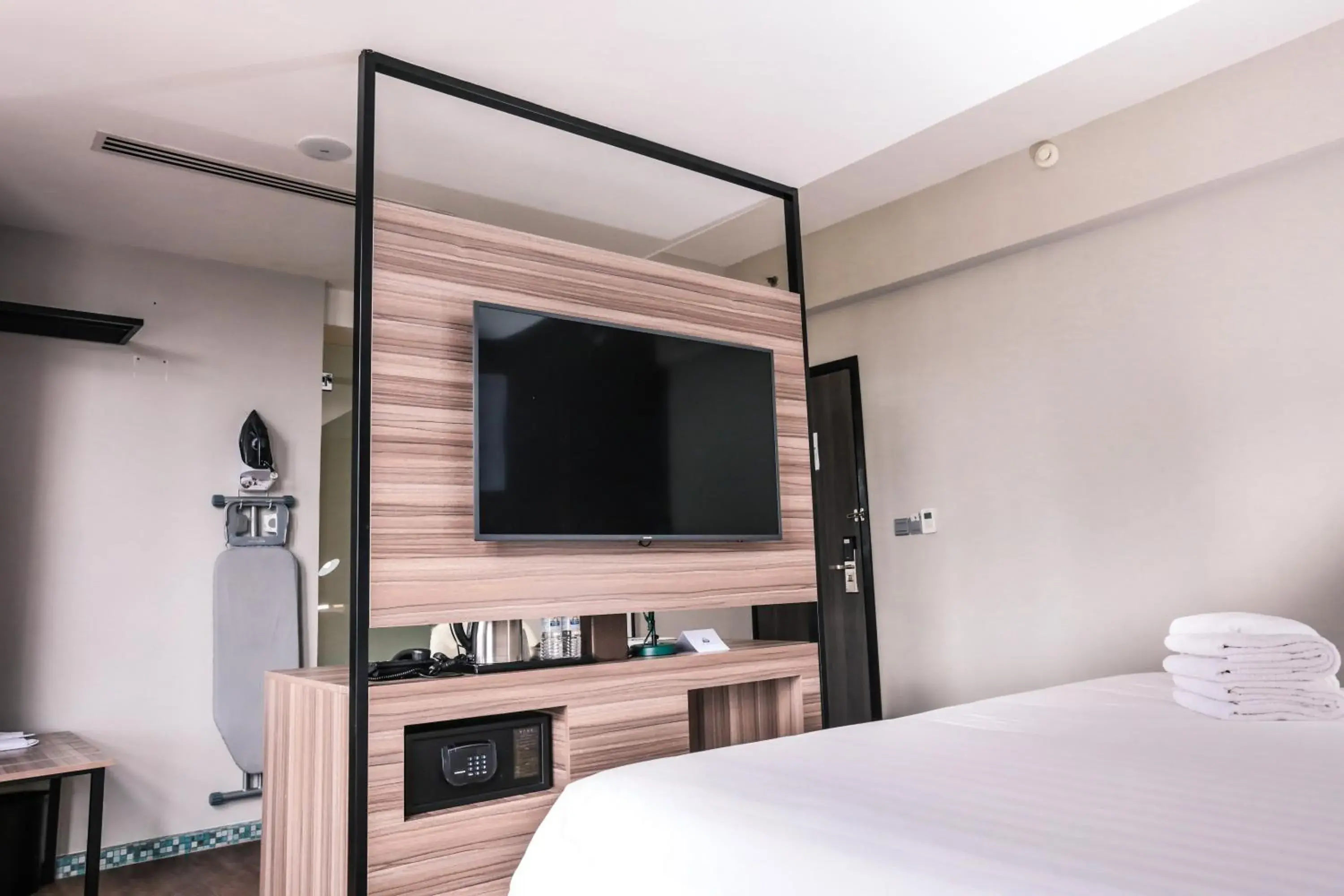 Bedroom, TV/Entertainment Center in Days Hotel & Suites by Wyndham Fraser Business Park KL