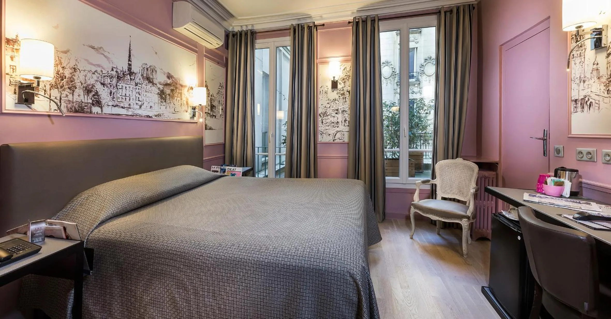 Bed in Hotel Concortel Paris