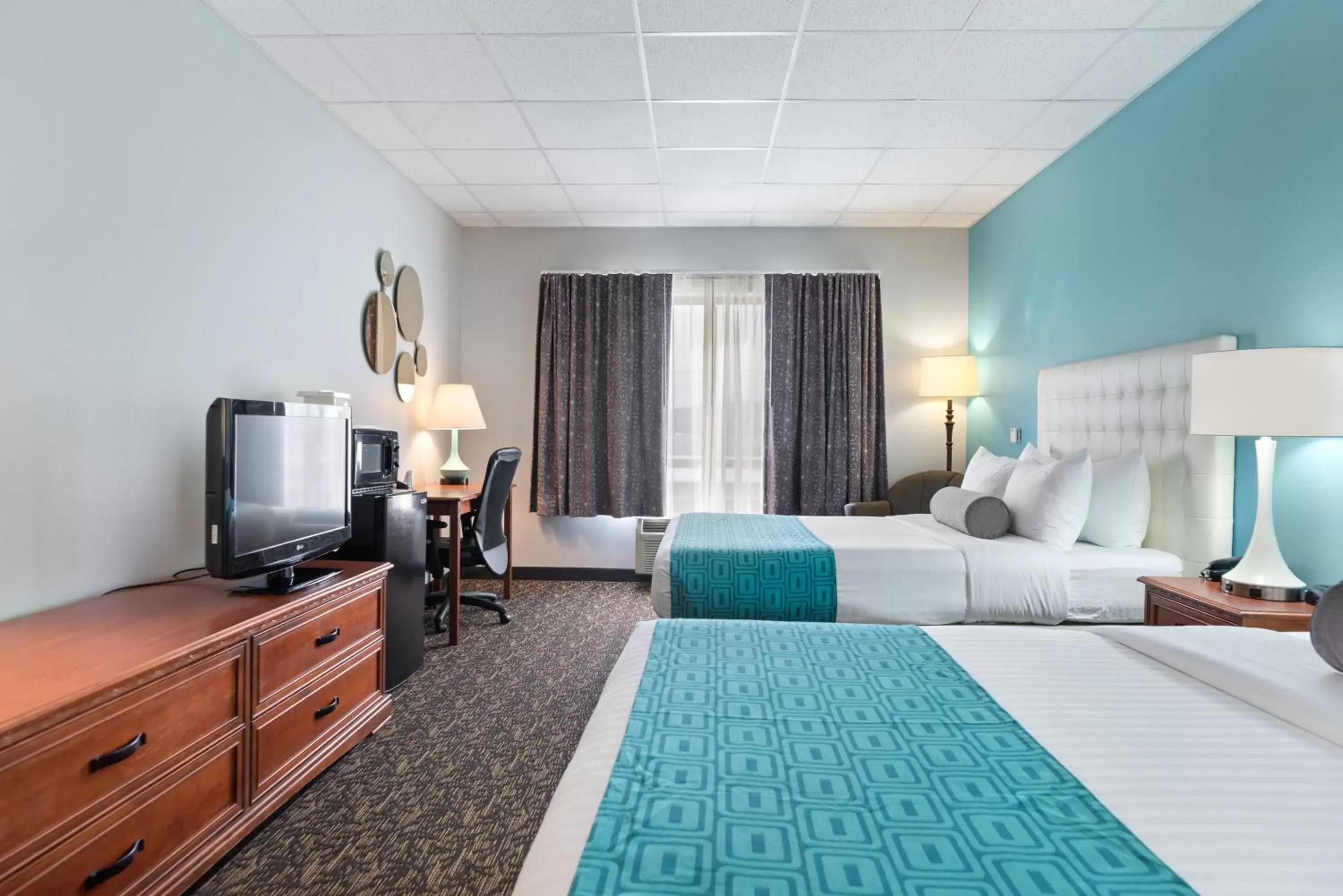 Bed in Howard Johnson by Wyndham Rapid City